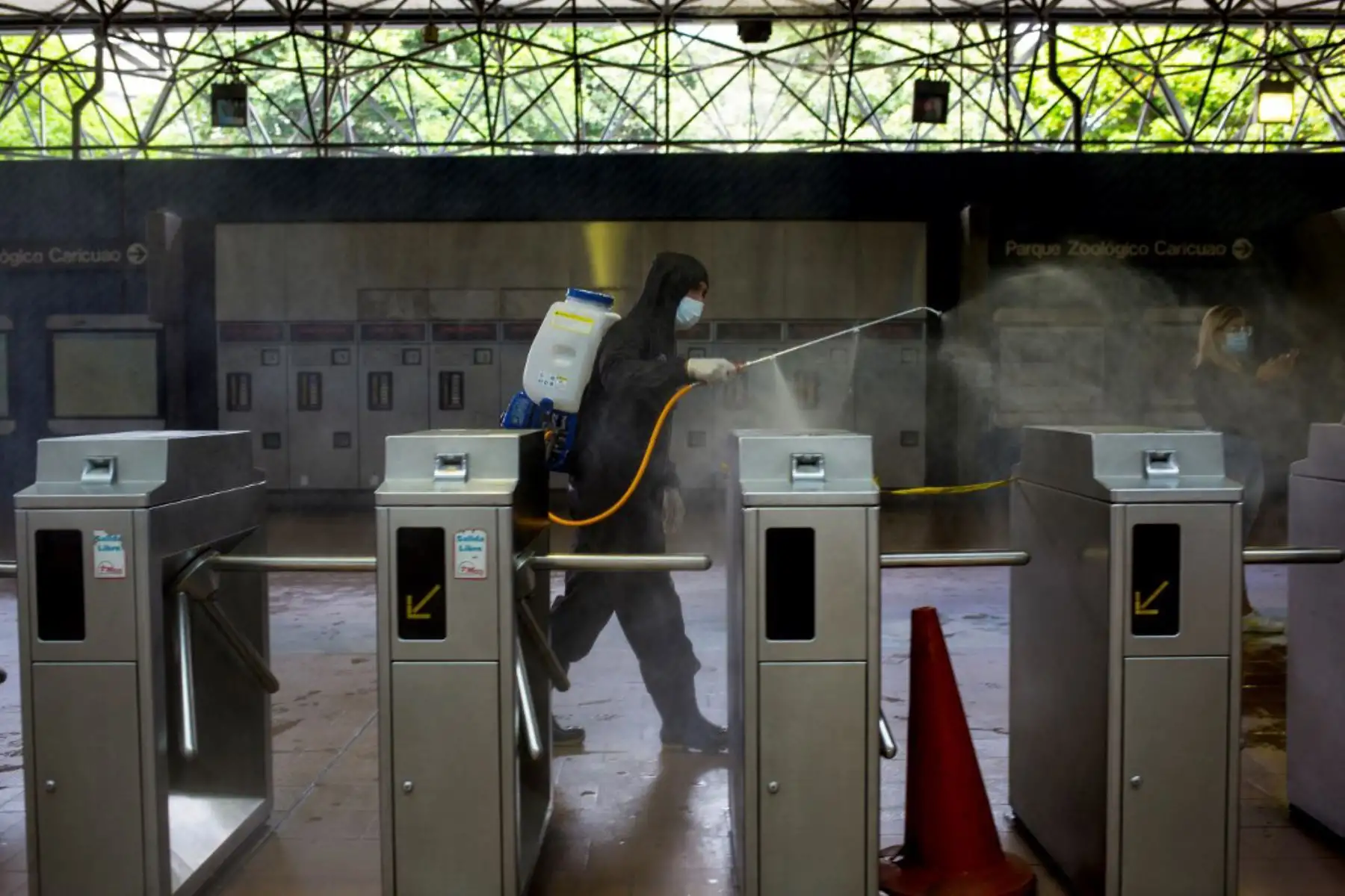 Un trabajador municipal con equipo de protección participa en una campaña de limpieza como medida preventiva contra la propagación del nuevo coronavirus COVID-19, en el metro de Caracas.

Foto: AFP