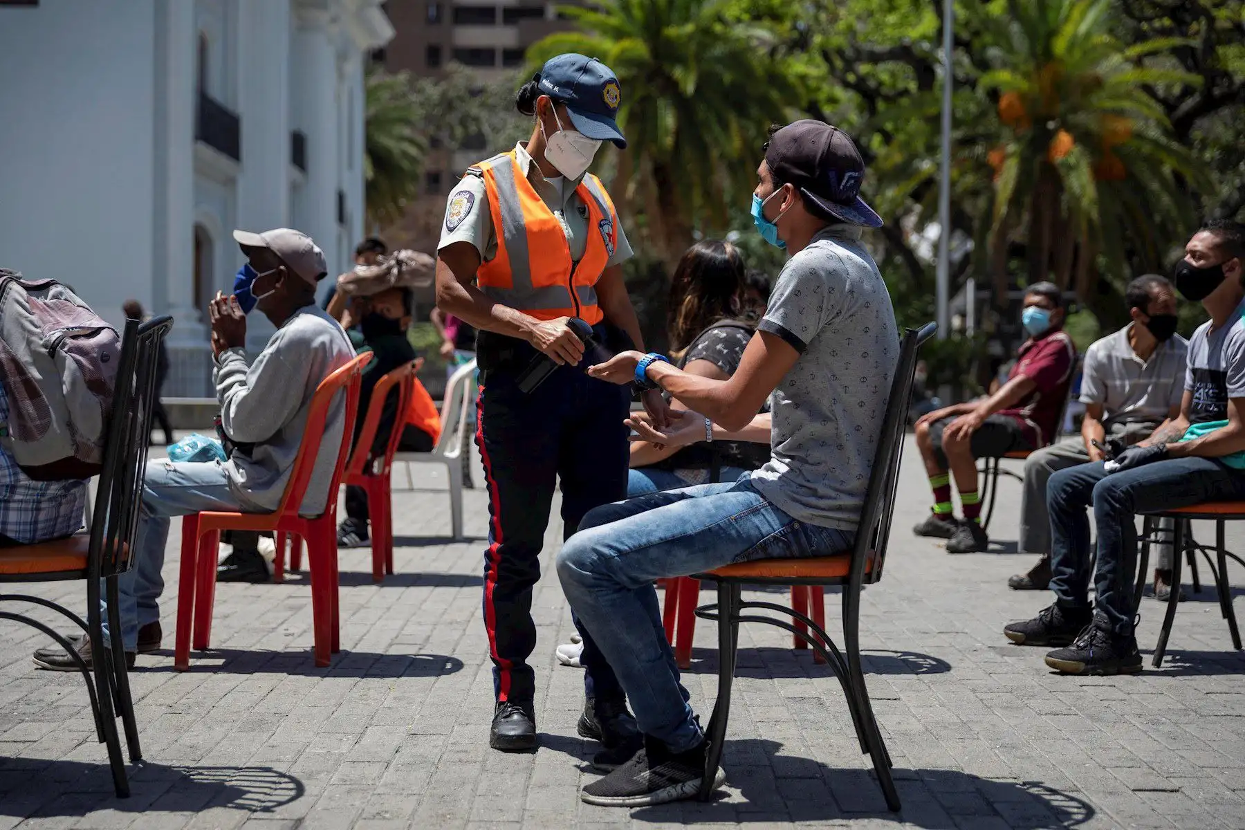 Los 1.607 nuevos contagios (1.586 comunitarios y 21 "importados") superan la cifra más alta registrada el pasado miércoles, cuando 1.348 personas se infectaron con el Sars-Cov-2. 

Foto: EFE