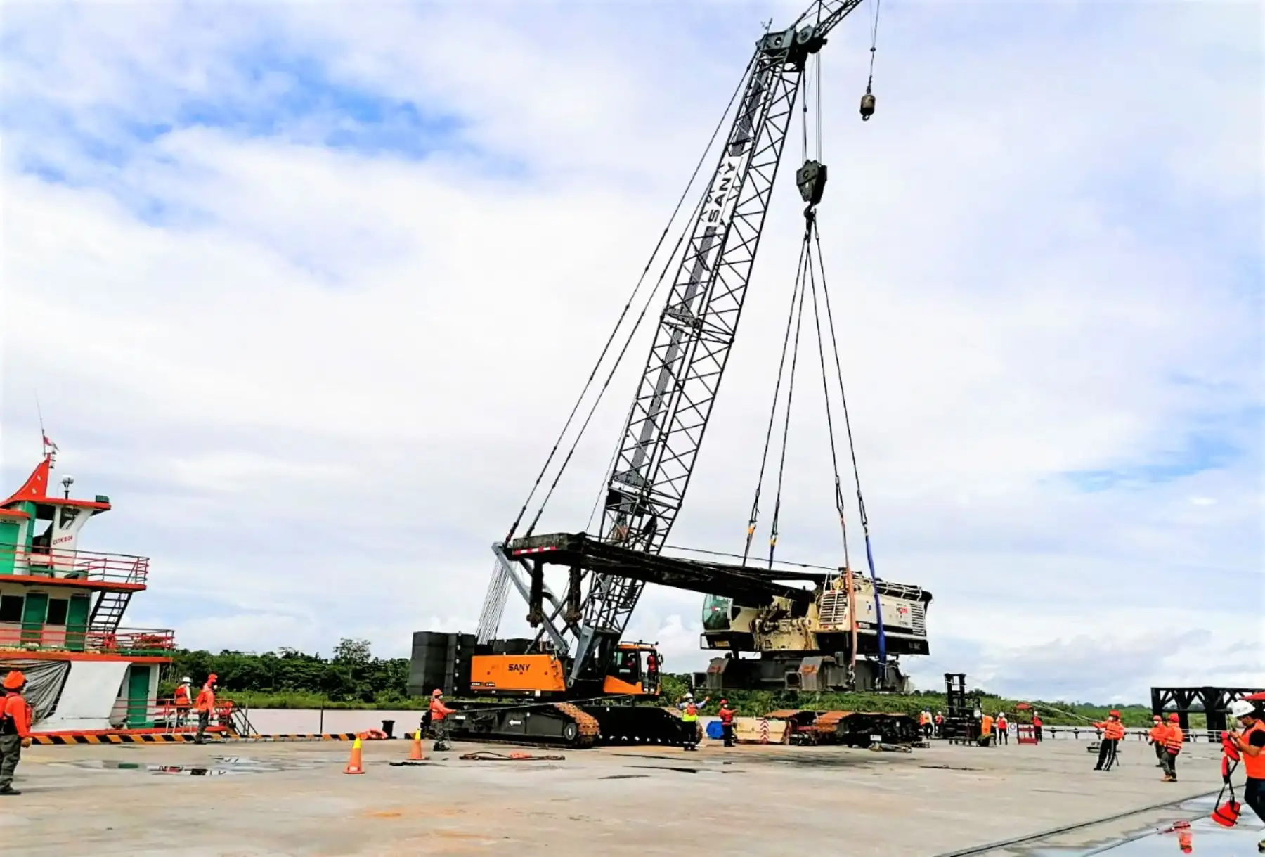 Loreto: trasladan maquinaria y materiales para construcción de puente Nanay en Punchana