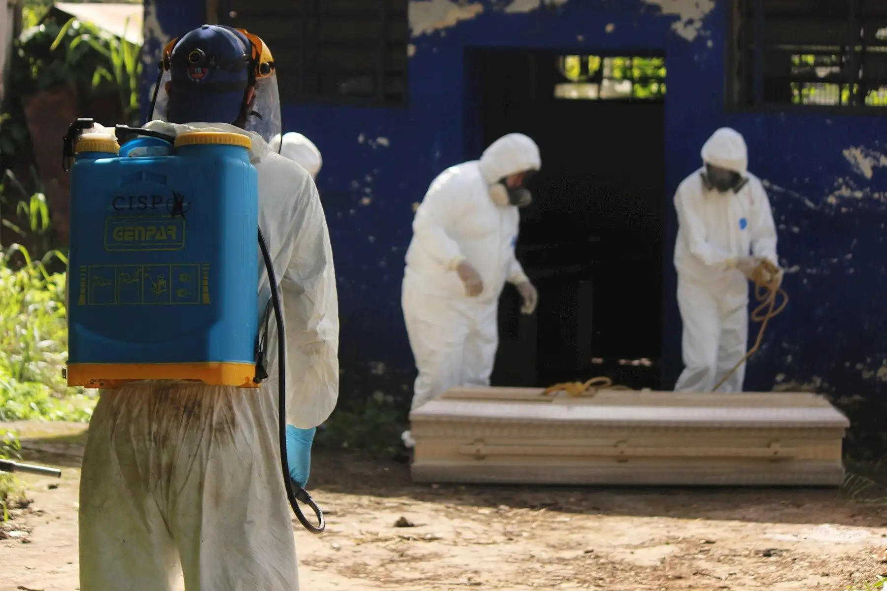 Miembros de Defensa Civil y sepultureros del cementerio municipal de San Cristobal entierran a una persona que falleció por el coronavirus, en San Cristóbal (Venezuela).

Foto:EFE