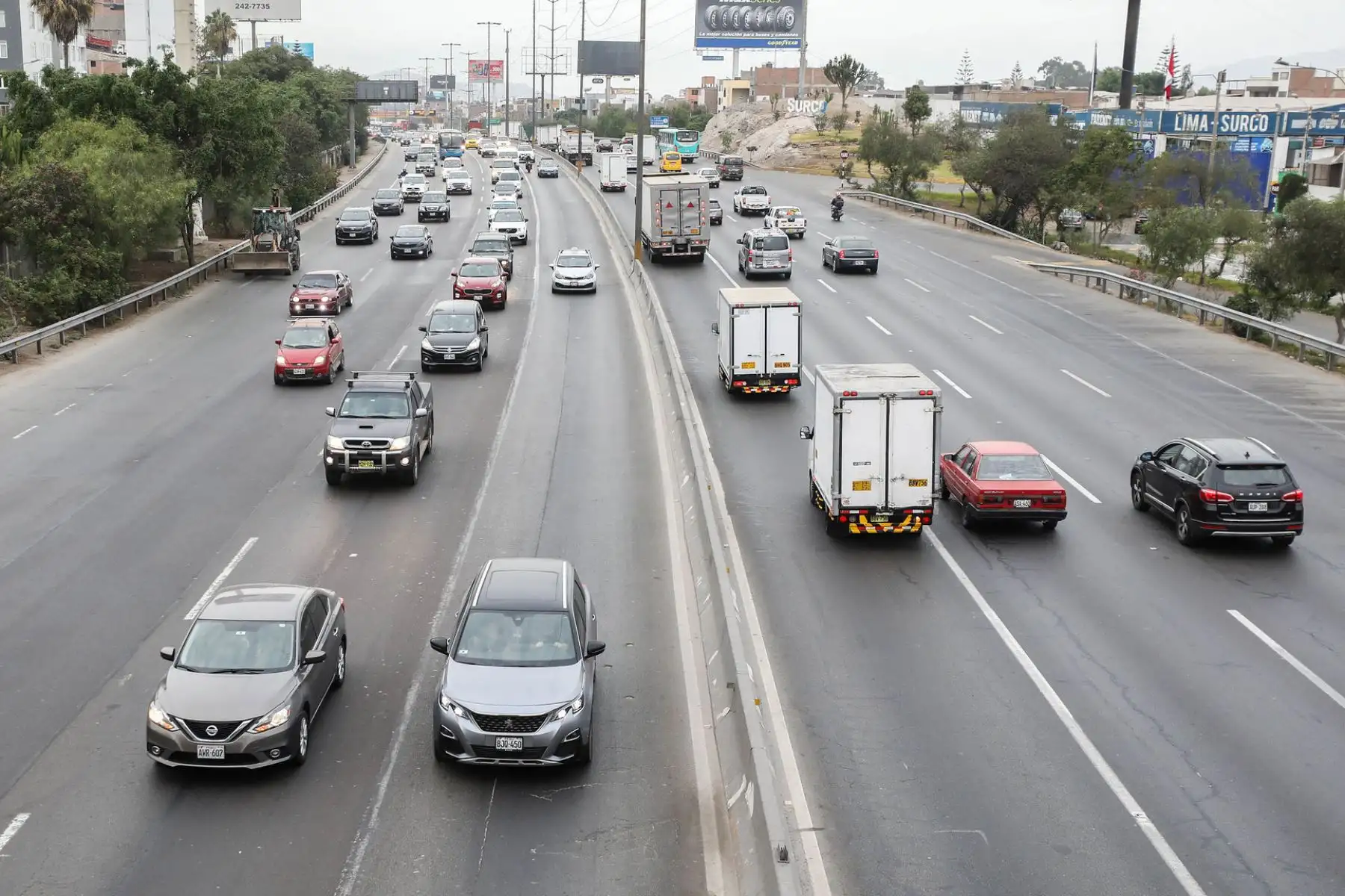 Hoy lunes 5 de abril queda suspendida la Hora Pico y Placa y el uso del carril izquierdo preferencial para camiones, solo en el sentido de sur a norte, entre las avenidas Mateo Pumacahua y El Derby, en la Panamericana Sur. Foto: ANDINA/MML