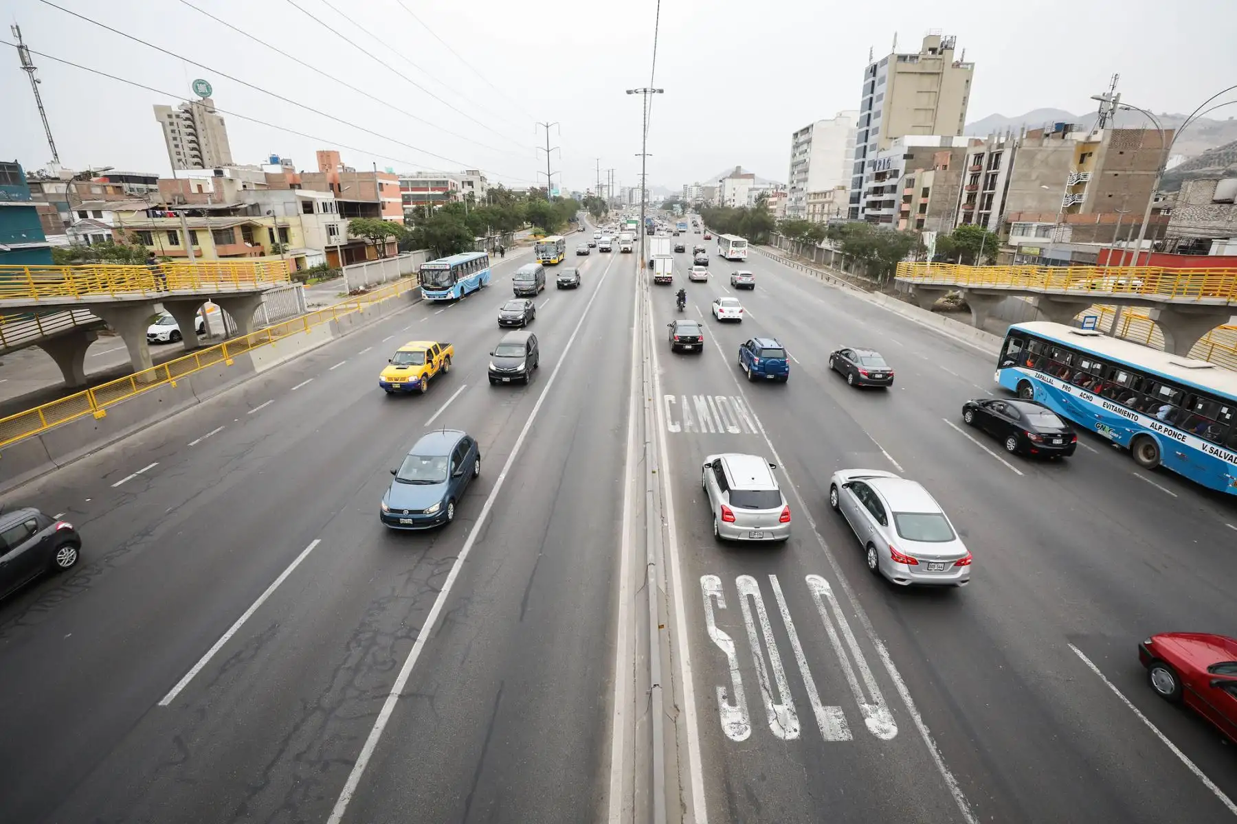 Hoy lunes 5 de abril queda suspendida la Hora Pico y Placa y el uso del carril izquierdo preferencial para camiones, solo en el sentido de sur a norte, entre las avenidas Mateo Pumacahua y El Derby, en la Panamericana Sur. Foto: ANDINA/MML