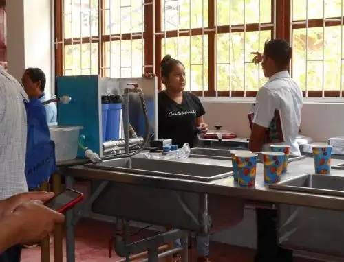 Nery Herrera Ambrosio y Nilson Fernandez Barazorda son dos estudiantes de ingeniería de Cajamarca y Cusco diseñan un esterilizadorde virus y bacterias, como el SARS CoV-2 (covid-19) que ya se usa en hospitales. ANDINA/Difusión