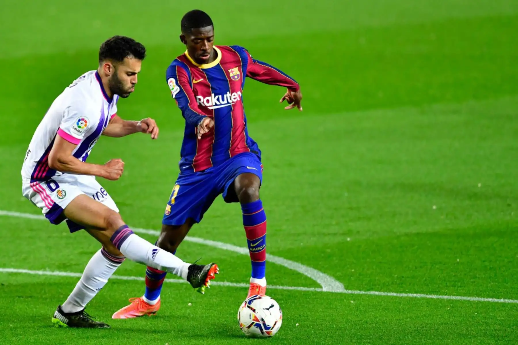 El defensor español del Valladolid Bruno González (L) desafía al delantero francés del Barcelona Ousmane Dembele durante el partido de fútbol de la Liga española entre el FC Barcelona y el Real Valladolid FC en el estadio Camp Nou de Barcelona .

Foto: AFP