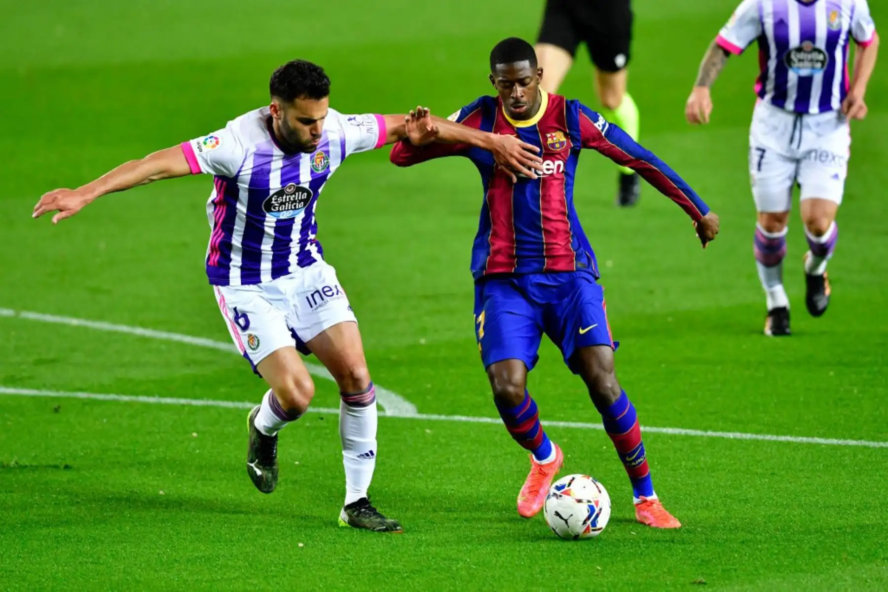 El defensor español del Valladolid Bruno González (L) desafía al delantero francés del Barcelona Ousmane Dembele durante el partido de fútbol de la Liga española entre el FC Barcelona y el Real Valladolid FC en el estadio Camp Nou de Barcelona.

Foto: AFP