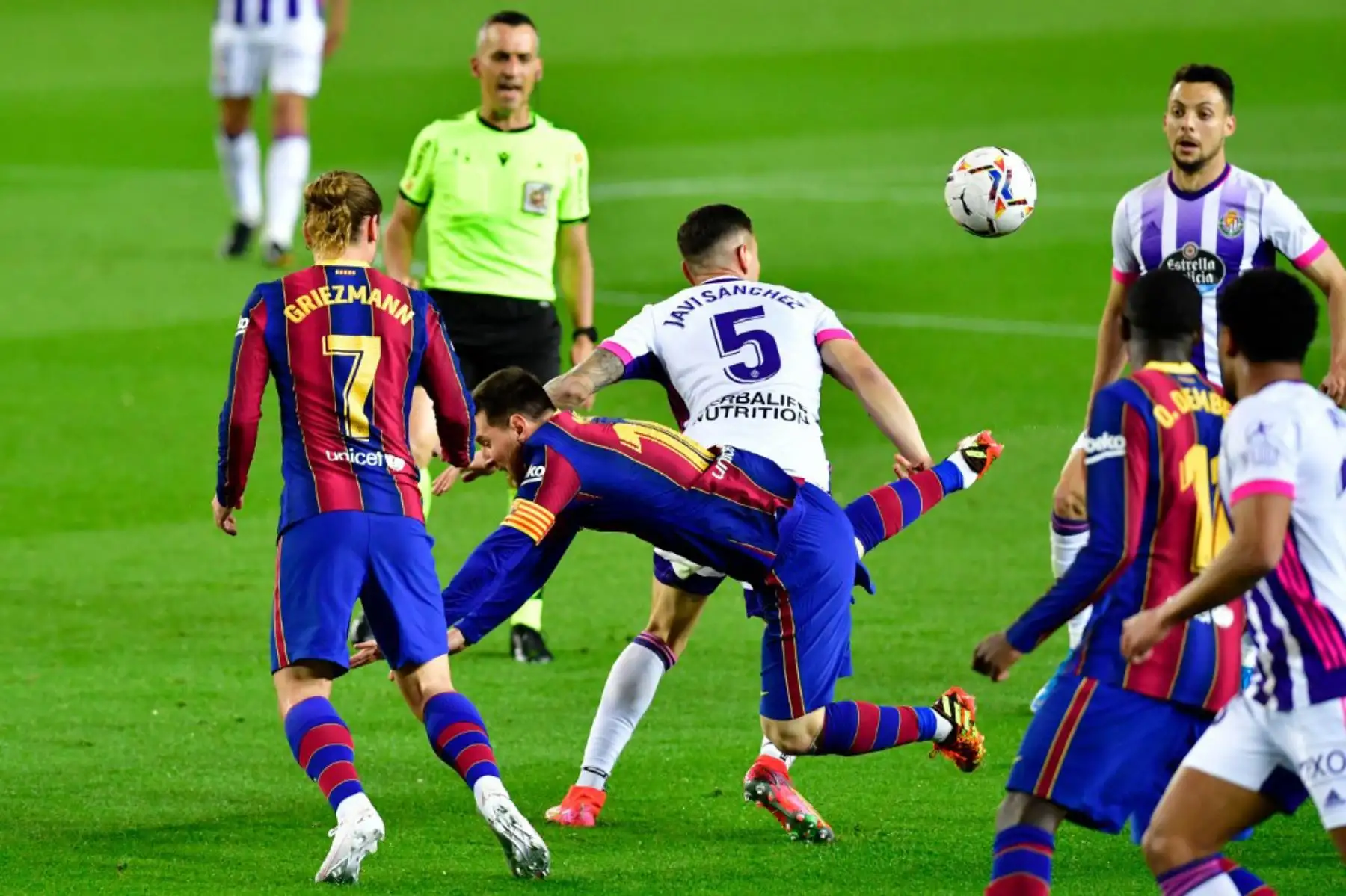 El defensa español del Valladolid Javi Sánchez (C) desafía al delantero argentino del Barcelona Lionel Messi durante el partido de fútbol de la Liga española entre el FC Barcelona y el Real Valladolid FC en el estadio Camp Nou de Barcelona.

Foto: AFP