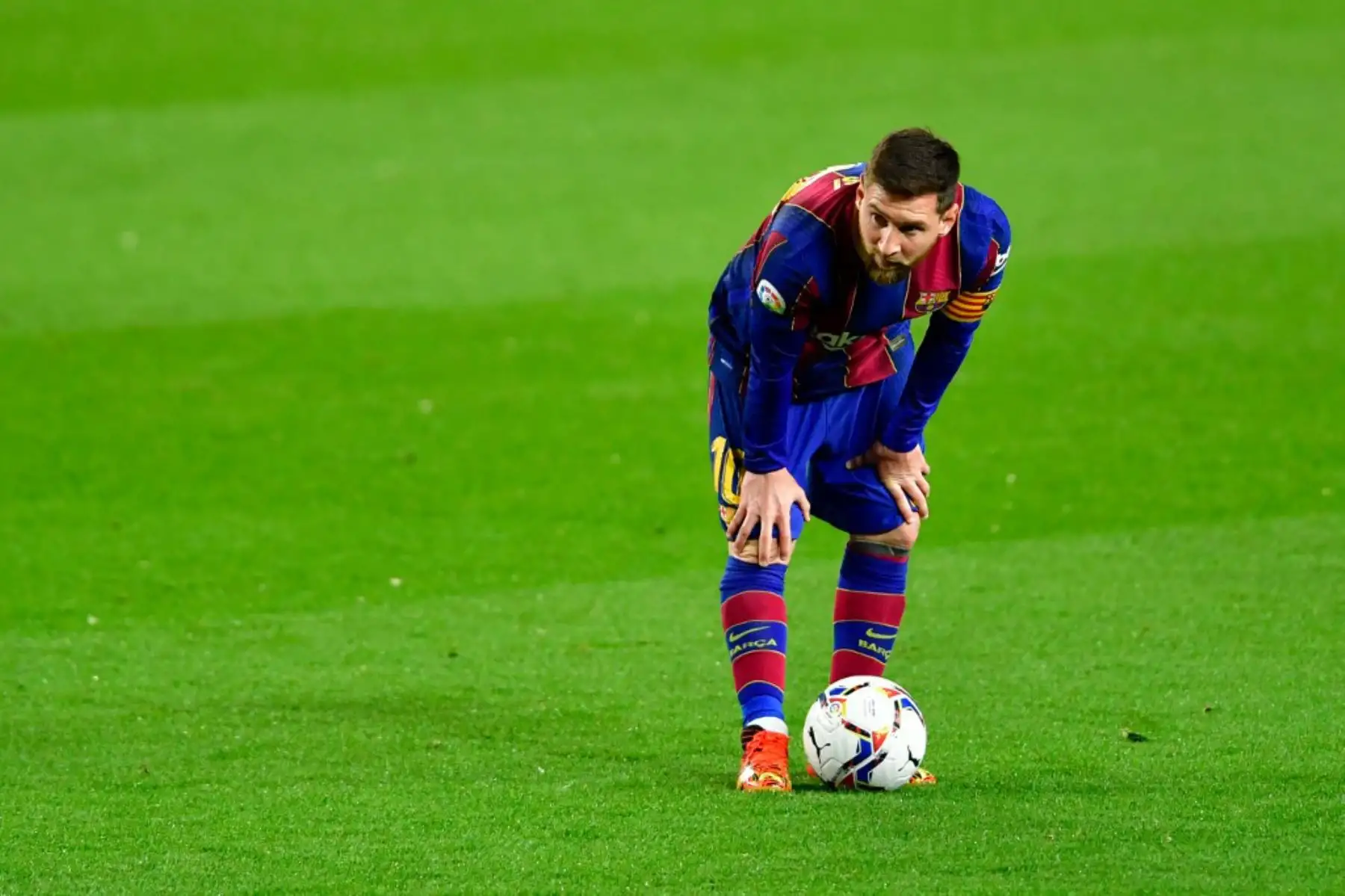 El delantero argentino del Barcelona Lionel Messi observa durante el partido de fútbol de la Liga española entre el FC Barcelona y el Real Valladolid FC en el estadio Camp Nou de Barcelona .

Foto: AFP