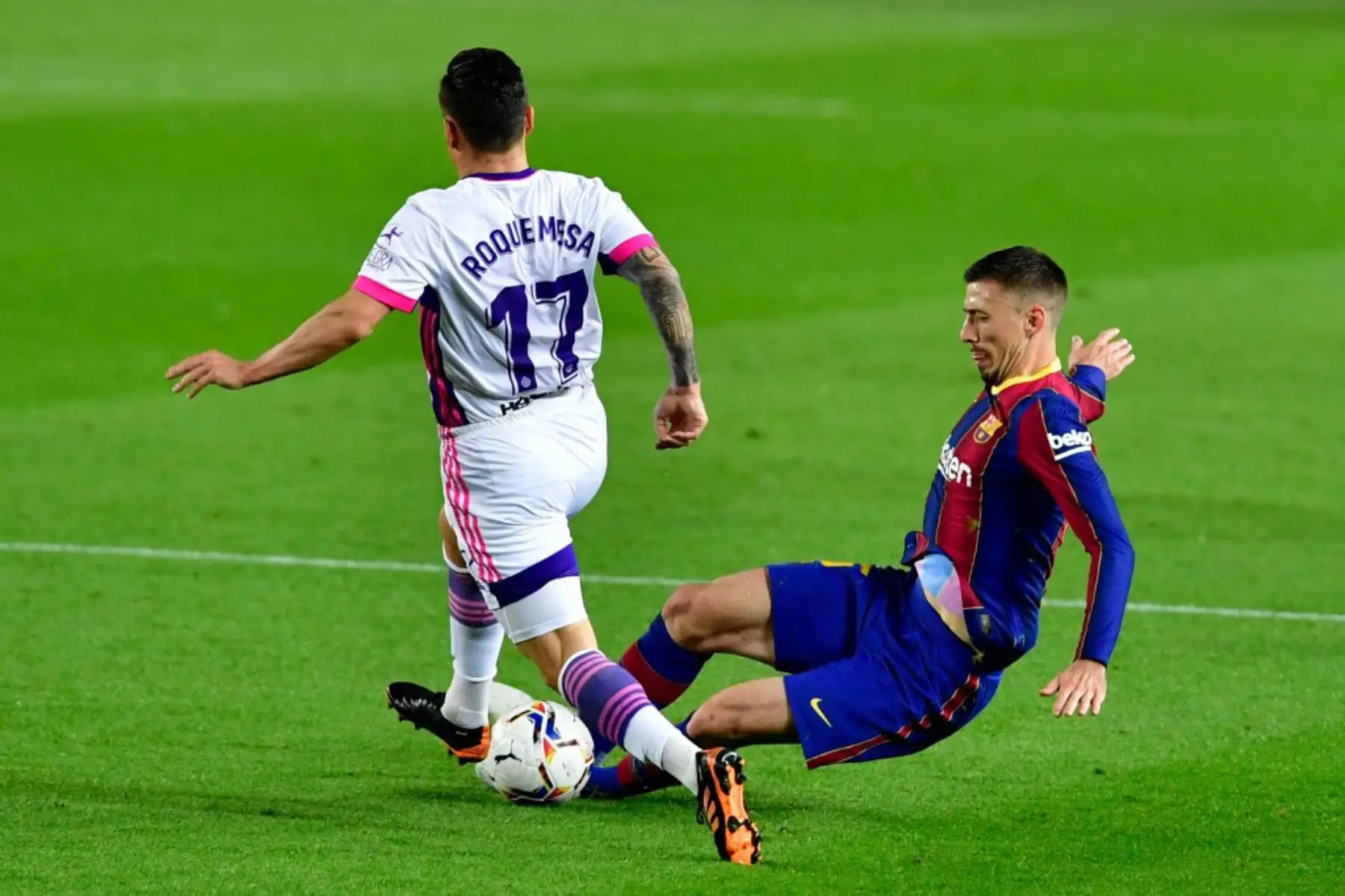 El defensa francés del Barcelona Clement Lenglet (R) desafía al centrocampista español del Valladolid Roque Mesa durante el partido de fútbol de la Liga española entre el FC Barcelona y el Real Valladolid FC en el estadio Camp Nou de Barcelona.

Foto: AFP