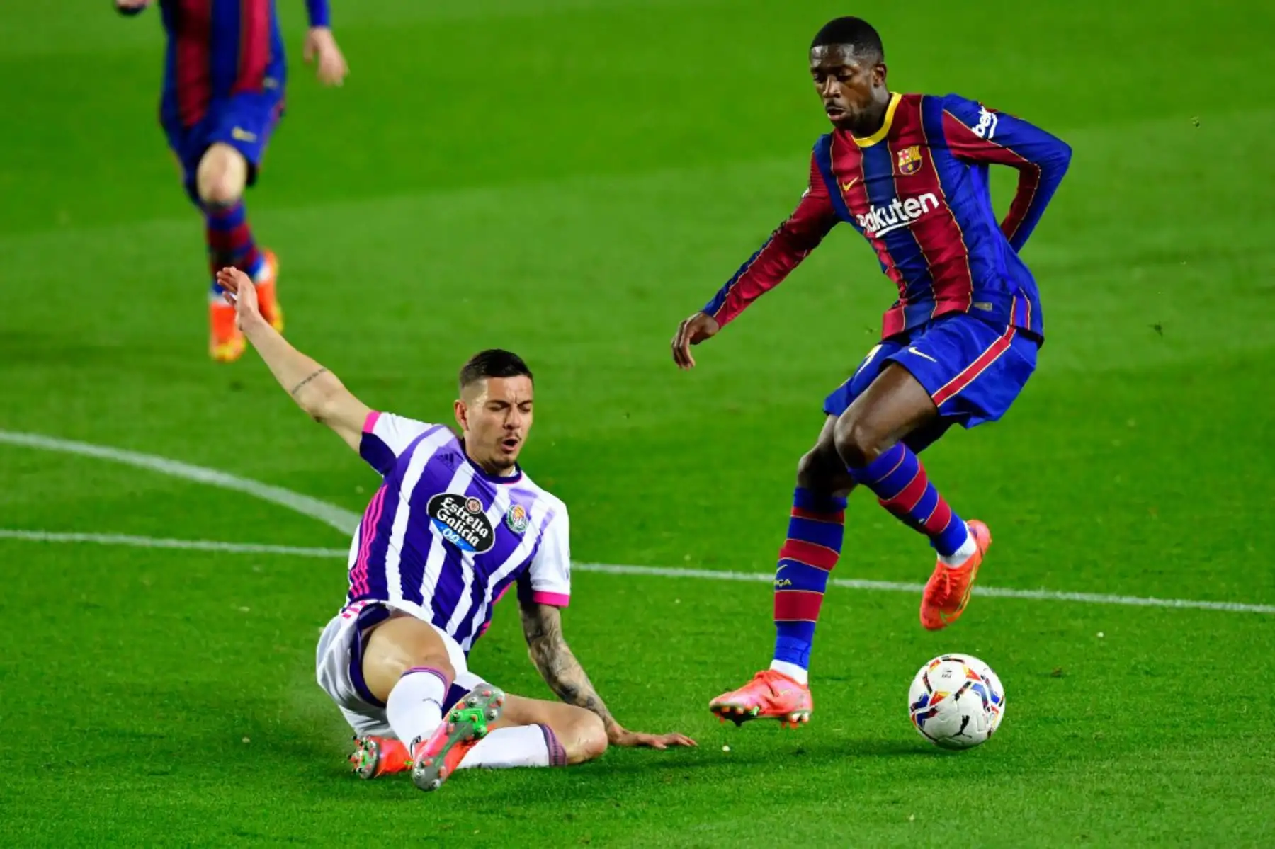 El defensa español del Valladolid Javi Sánchezt (L) desafía al delantero francés del Barcelona Ousmane Dembele durante el partido de fútbol de la Liga española entre el FC Barcelona y el Real Valladolid FC en el estadio Camp Nou de Barcelona.

Foto: AFP