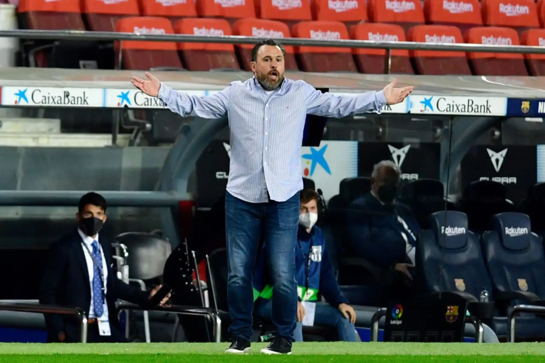 El técnico español del Valladolid Sergio González hace gestos durante el partido de fútbol de la Liga española entre el FC Barcelona y el Real Valladolid FC en el estadio Camp Nou de Barcelona.

Foto:AFP
