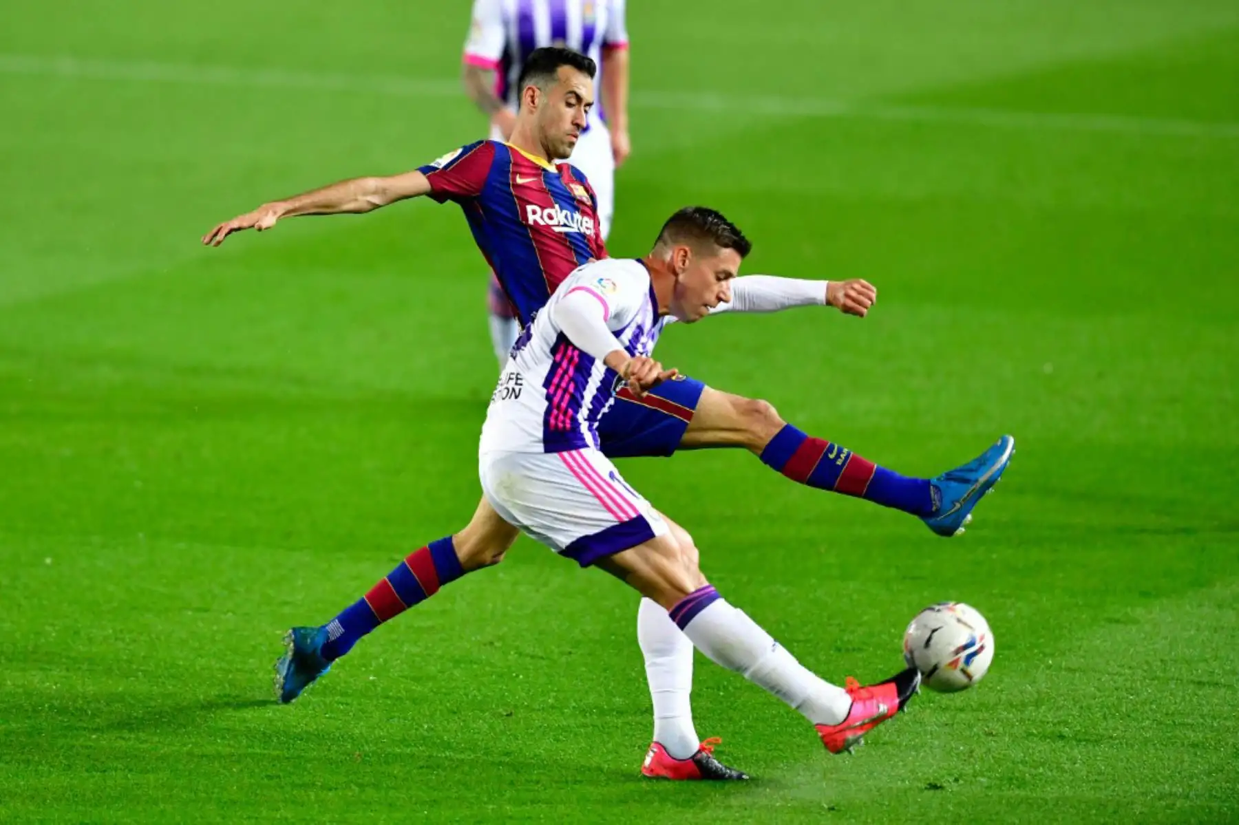 El centrocampista español del Barcelona Sergio Busquets (L) desafía al centrocampista español del Valladolid Rubén Alcaraz durante el partido de fútbol de la Liga española entre el FC Barcelona y el Real Valladolid FC en el estadio Camp Nou de Barcelona.

Foto:AFP