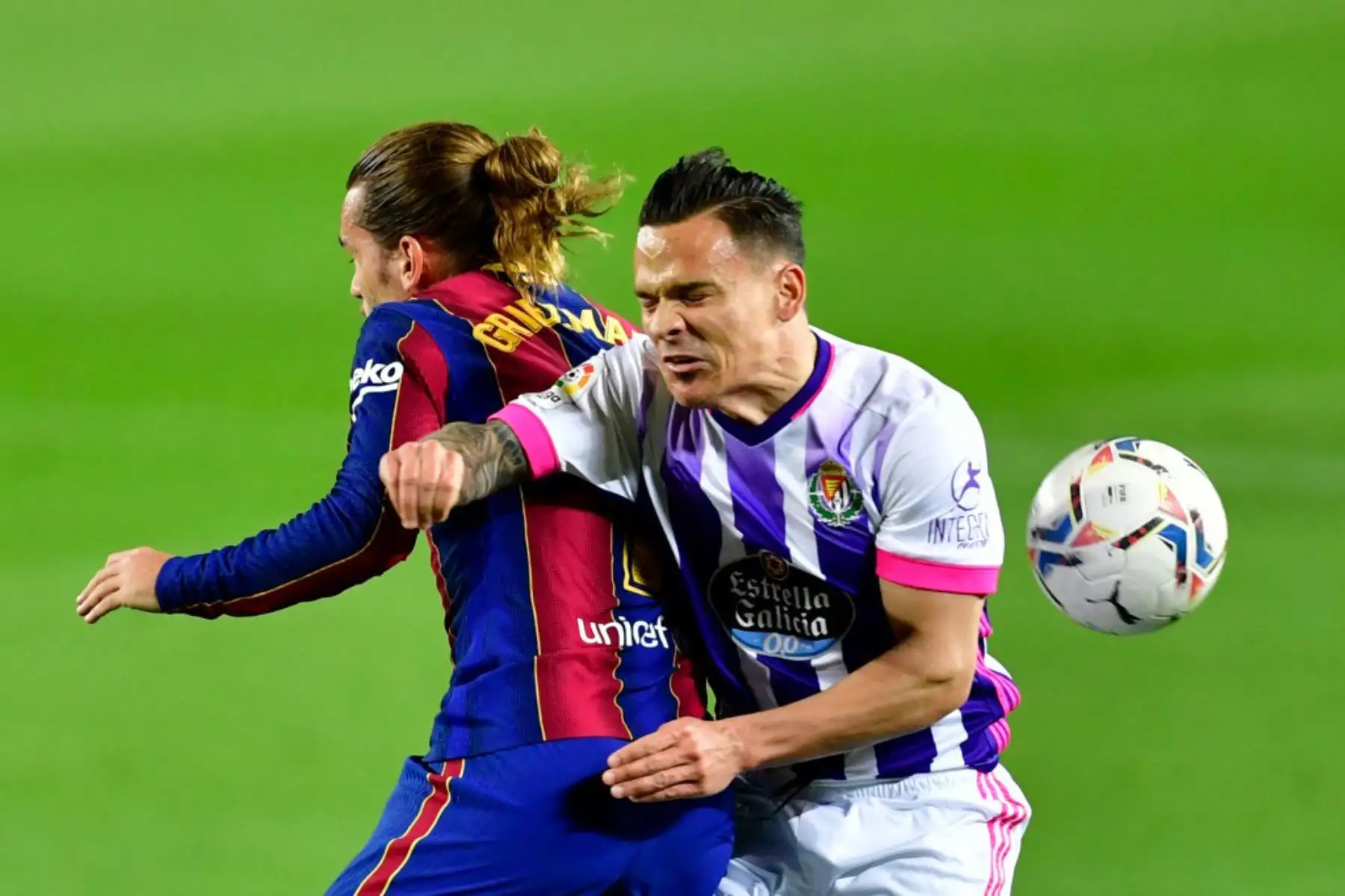 El centrocampista español del Valladolid Roque Mesa (R) desafía al mediocampista francés del Barcelona Antoine Griezmann durante el partido de fútbol de la Liga española entre el FC Barcelona y el Real Valladolid FC en el estadio Camp Nou de Barcelona.

Foto:AFP