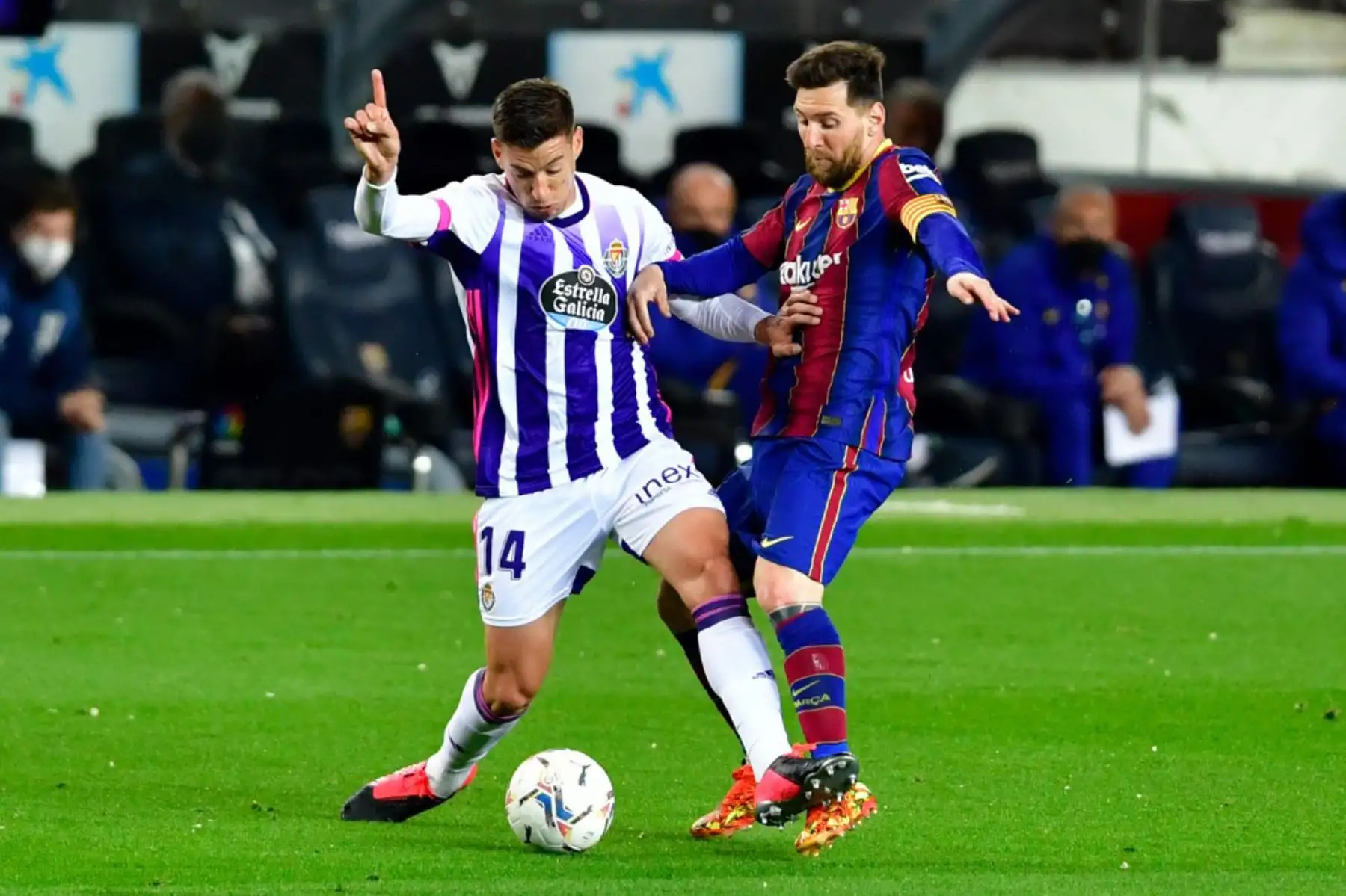 El delantero argentino del Barcelona Lionel Messi (R) desafía al centrocampista español del Valladolid Rubén Alcaraz durante el partido de fútbol de la Liga española entre el FC Barcelona y el Real Valladolid FC en el estadio Camp Nou de Barcelona.

Foto:AFP