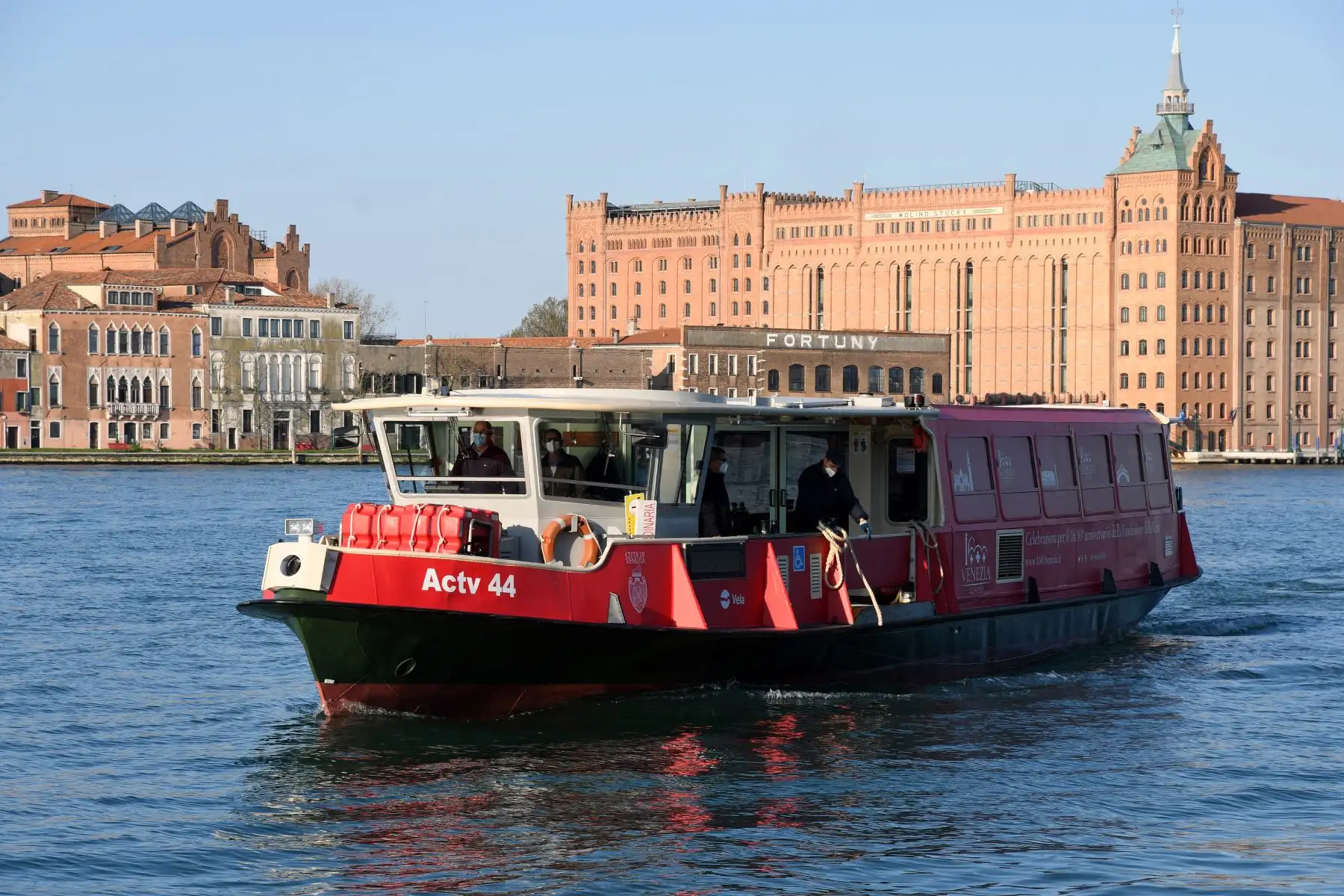 Un "Vaporetto" es utilizado como centro de vacunación Covid-19 dirigido a residentes de edad avanzada en Venecia, Italia. Foto: AFP