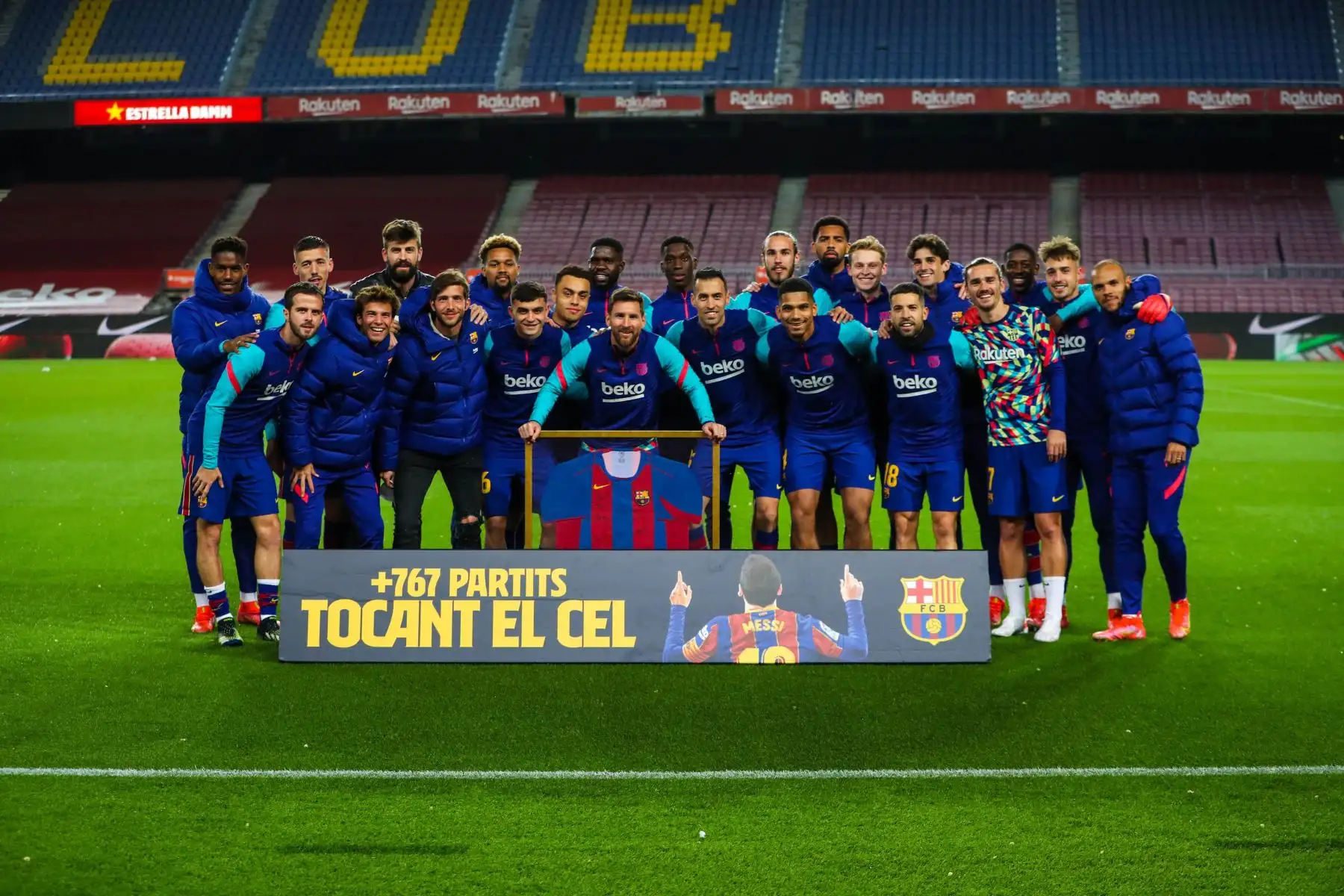 Messi recibió una camiseta conmemorativa tras cumplir este lunes su partido 769 con el equipo azulgrana. Foto: Barcelona FC