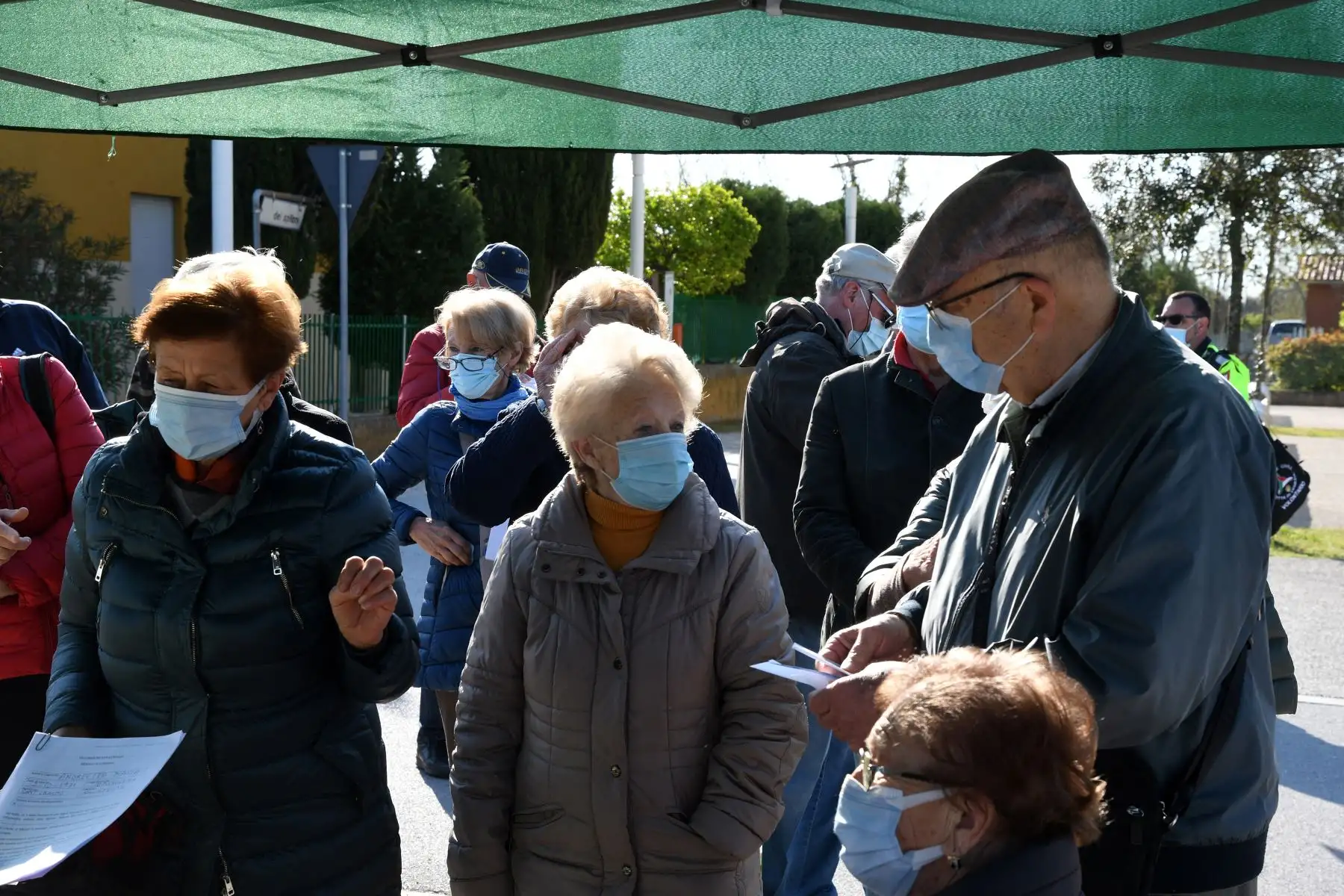 Los residentes de edad avanzada esperan para abordar un "Vaporetto" para recibir una vacuna contra la enfermedad por coronavirus, en Venecia, Italia. Foto: AFP