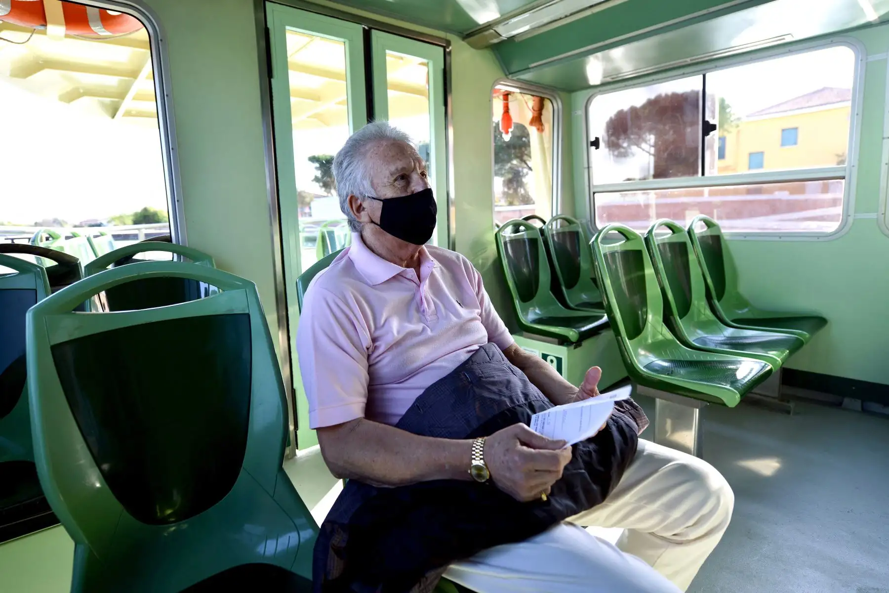 Un residente espera su turno para recibir una vacuna contra el coronavirus a bordo de un "Vaporetto", en Venecia, Italia. Foto: AFP