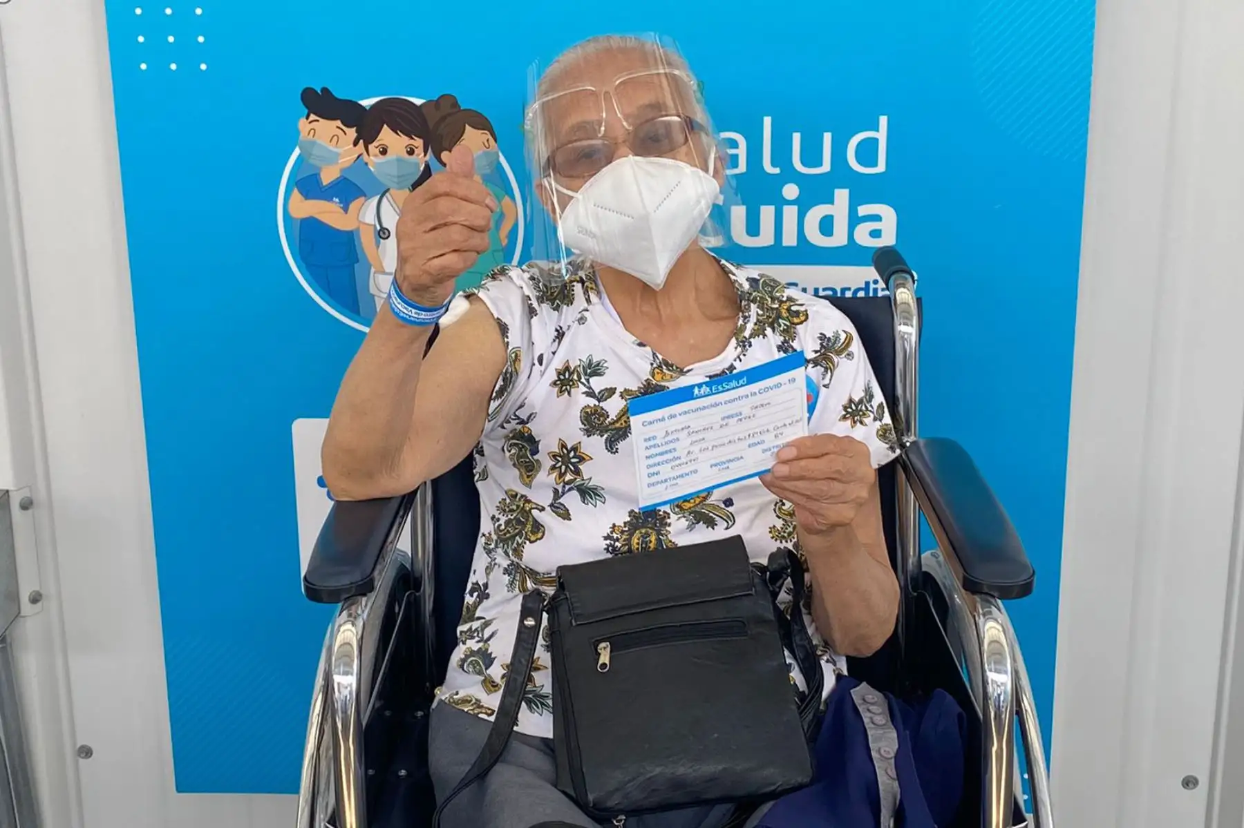 Adultos mayores, de 85 años a más, que se inmunizaron contra la covid-19,  en vacunatorio Playa Miller, previa confirmación de su cita. Foto: ANDINA/ Essalud.