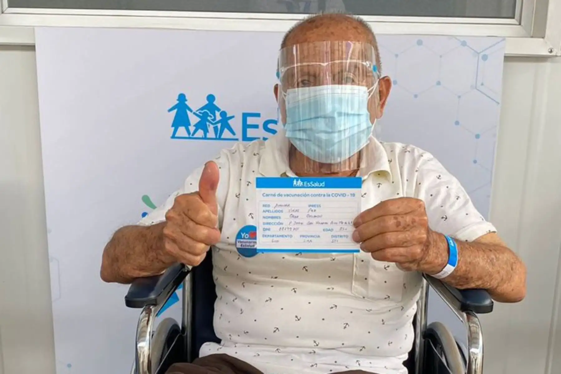 Adultos mayores, de 85 años a más, que se inmunizaron contra la covid-19,  en vacunatorio Playa Miller, previa confirmación de su cita. Foto: ANDINA/ Essalud.