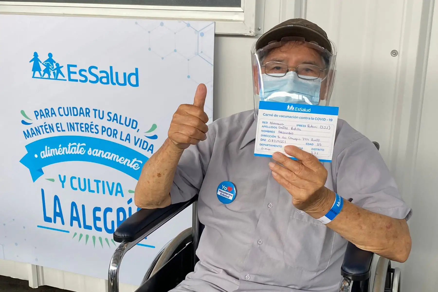 Adultos mayores, de 85 años a más, que se inmunizaron contra la covid-19,  en vacunatorio Playa Miller, previa confirmación de su cita. Foto: ANDINA/ Essalud.