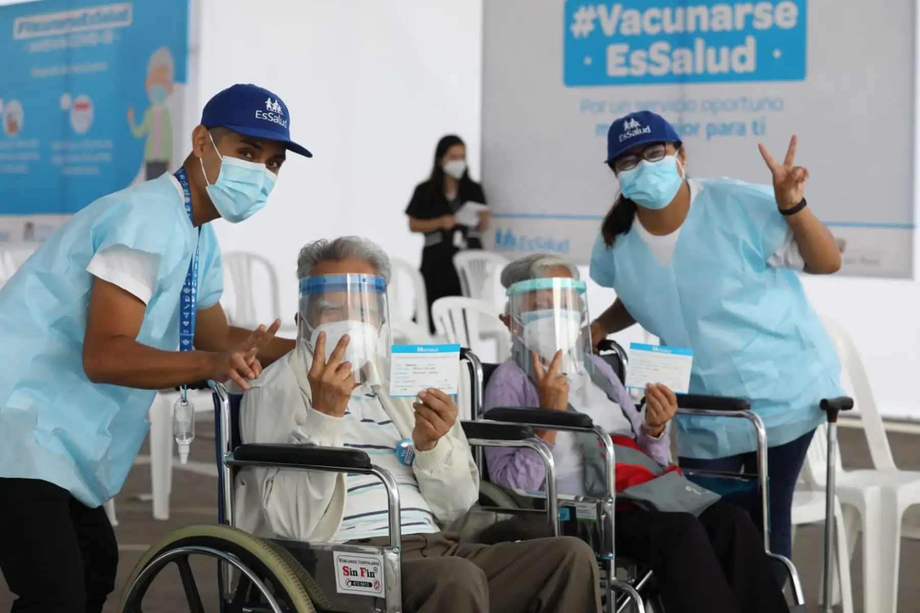 Adultos mayores, de 85 años a más, que se inmunizaron contra la covid-19,  en vacunatorio Playa Miller, previa confirmación de su cita. Foto: ANDINA/ Essalud.