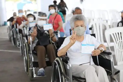 Las personas -en este caso adultas mayores- van al local de vacunación, los vacunamos primero y después los registramos y regularizamos su situación, agregó Granados. Foto: ANDINA/Difusión