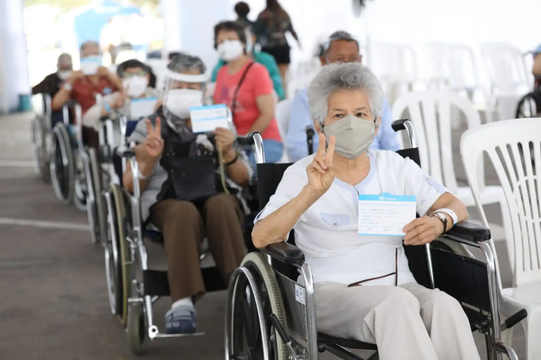 Las personas -en este caso adultas mayores- van al local de vacunación, los vacunamos primero y después los registramos y regularizamos su situación, agregó Granados. Foto: ANDINA/Difusión