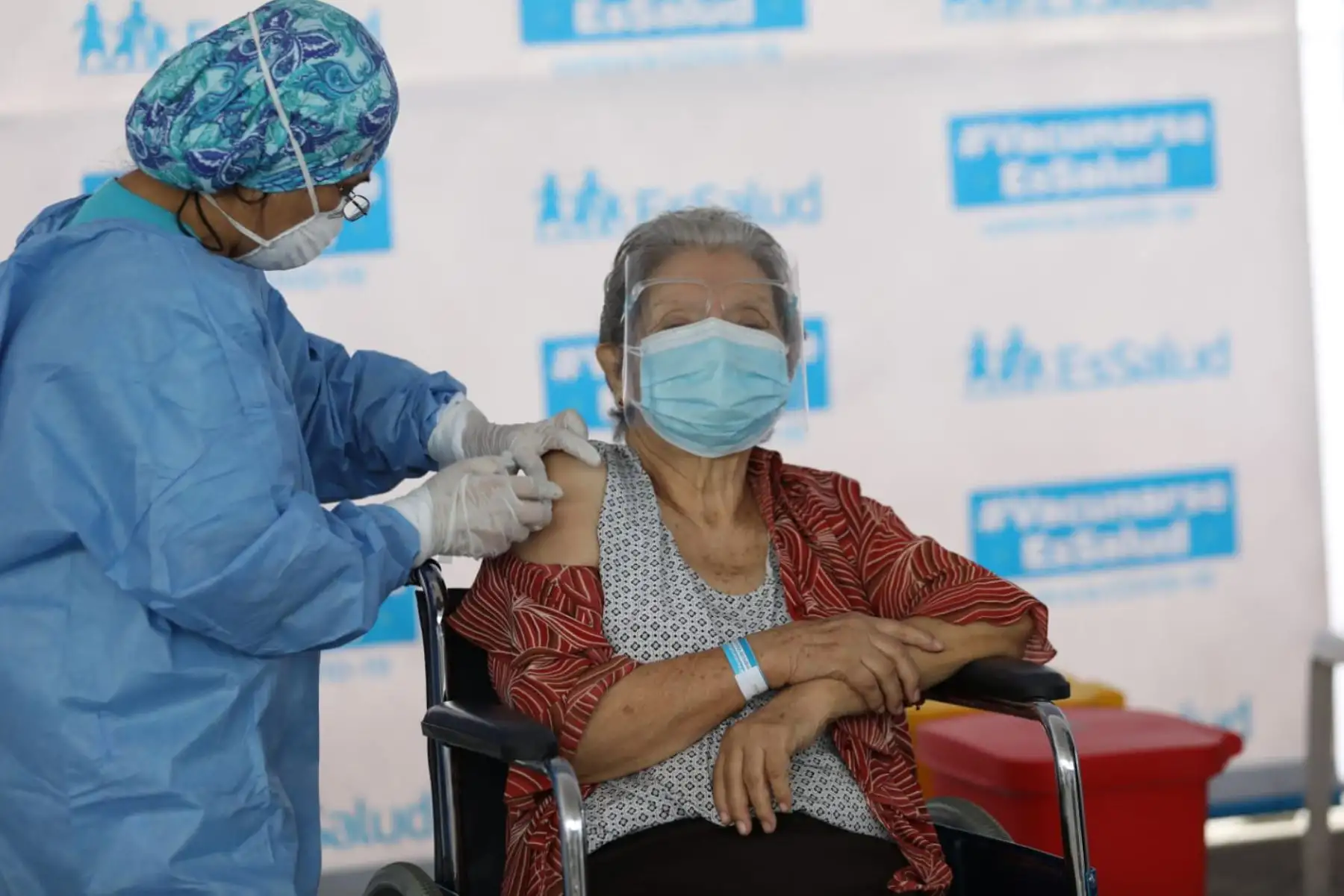 Adultos mayores, de 85 años a más, que se inmunizaron contra la covid-19,  en vacunatorio Playa Miller, previa confirmación de su cita. Foto: ANDINA/ Essalud.