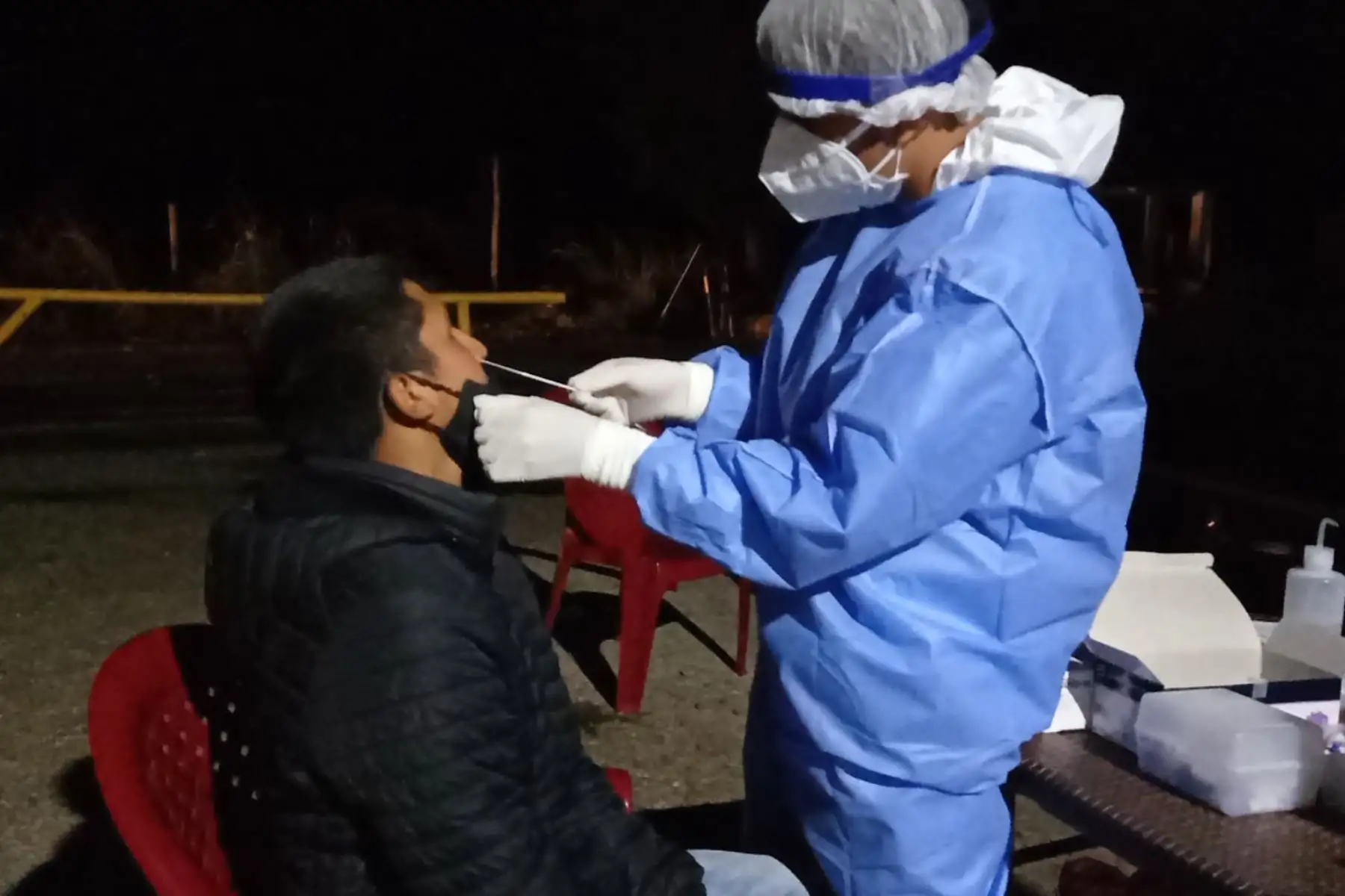 Como parte de un operativo multisectorial, que se ejecutó a la entrada de Caraz, se aplicaron pruebas antígenas con la participación de la municipalidad de Huaylas, fiscalía, Policía Nacional y Ejército. Foto: ANDINA/Cortesía Gonzalo Horna