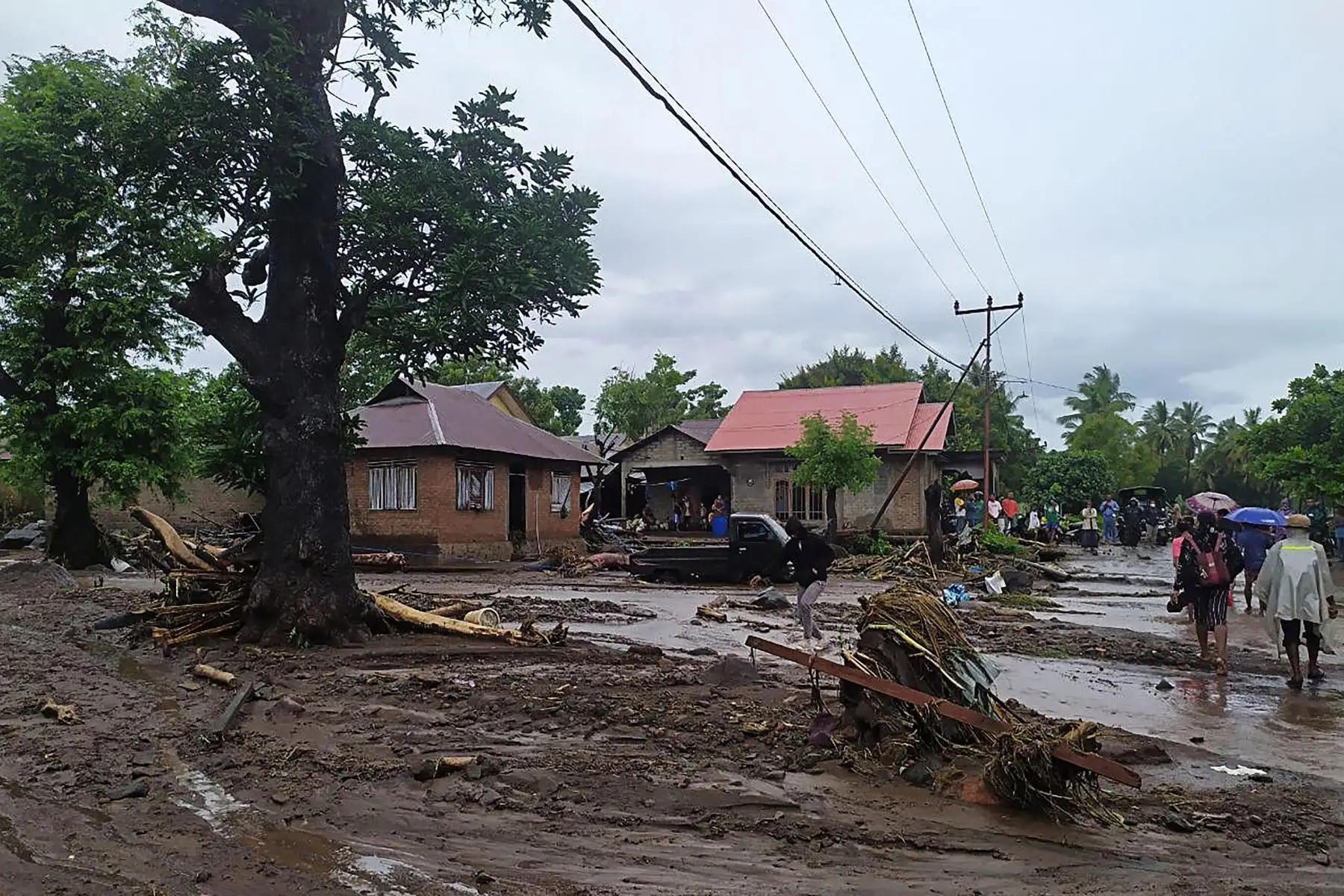 Los aldeanos regresan para revisar sus casas dañadas después de una inundación repentina en Lembata, East Flores, cuando las lluvias torrenciales provocaron inundaciones y deslizamientos de tierra que han causado la muerte de al menos 91 personas y decenas de desaparecidos en Indonesia y el vecino Timor Oriental.
Foto: AFP
