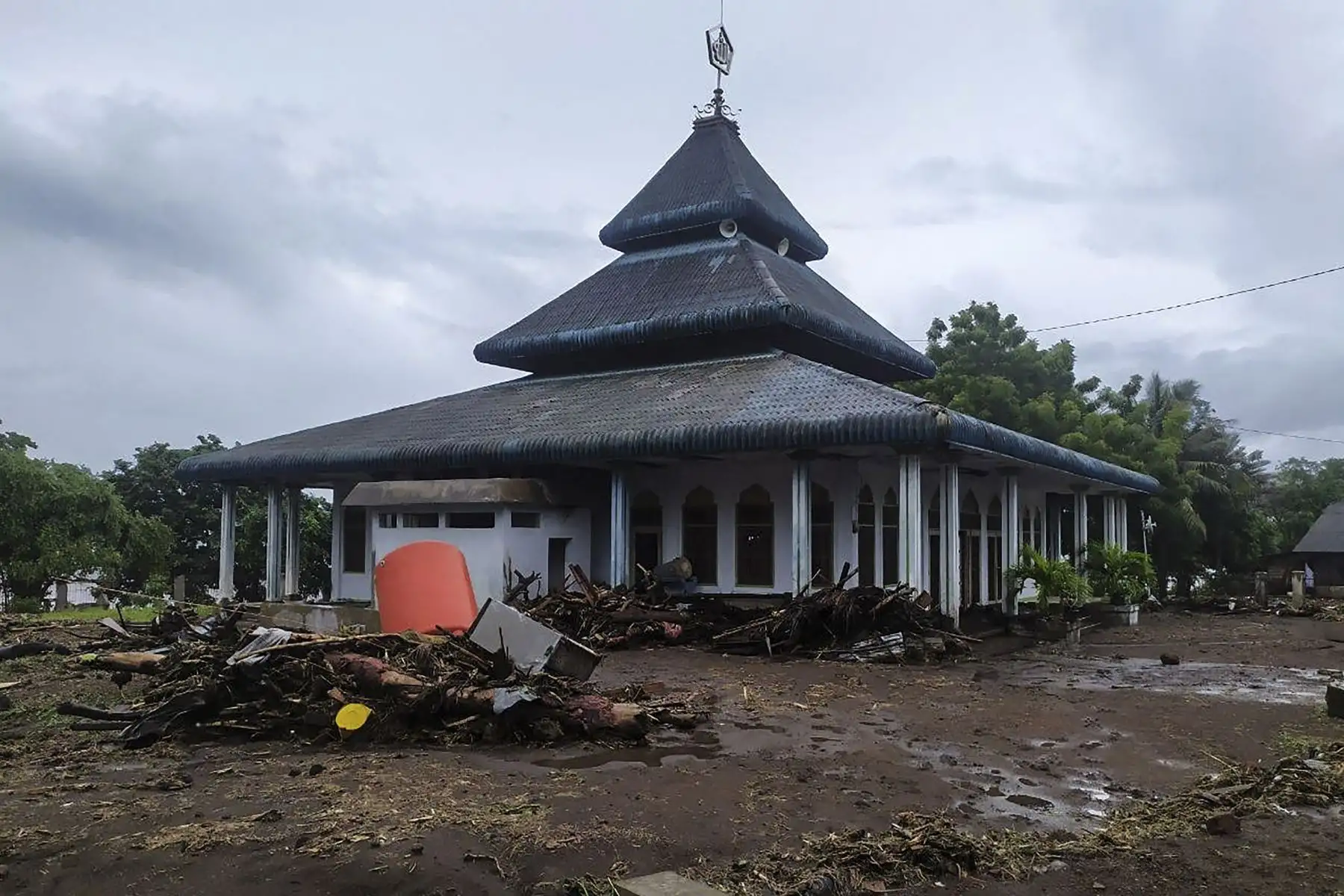Se ve una mezquita dañada después de una inundación repentina en Lembata, cuando lluvias torrenciales provocaron inundaciones y deslizamientos de tierra que mataron al menos a 91 personas y dejaron decenas de desaparecidos en Indonesia y el vecino Timor Oriental.
Foto: AFP