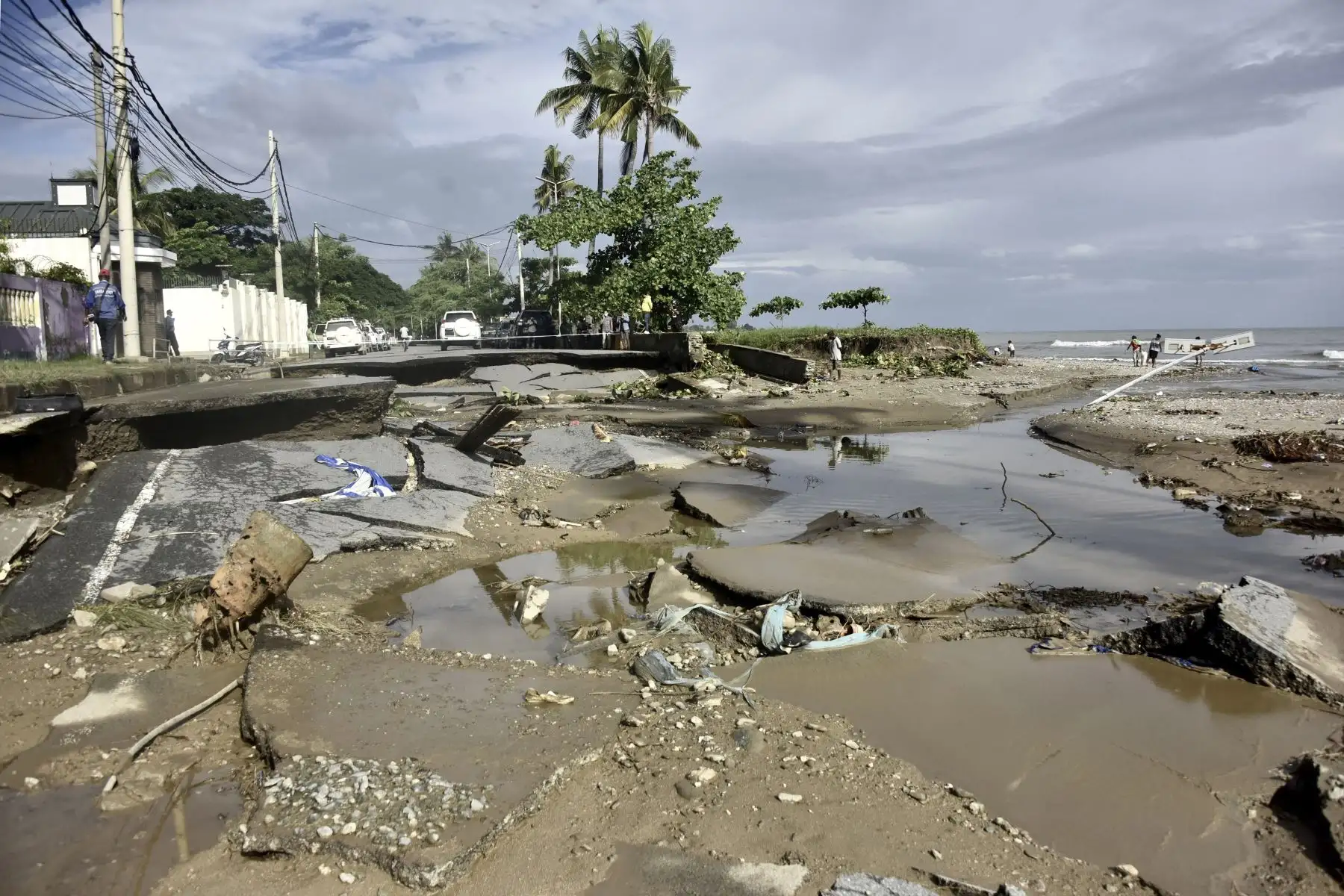 Parte de una carretera fue arrasada en Dili el 6 de abril de 2021, después de que el ciclón tropical Seroja azotara a la nación del sudeste asiático, matando a decenas y dejando a miles sin hogar. Foto: AFP