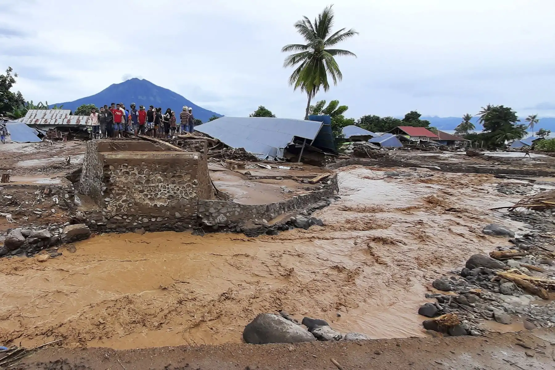 Viviendas dañadas después de una inundación repentina en la aldea de Waiwerang, East Flores. Al menos 157 personas murieron en Indonesia y el país vecino Timor Oriental. Foto: AFP