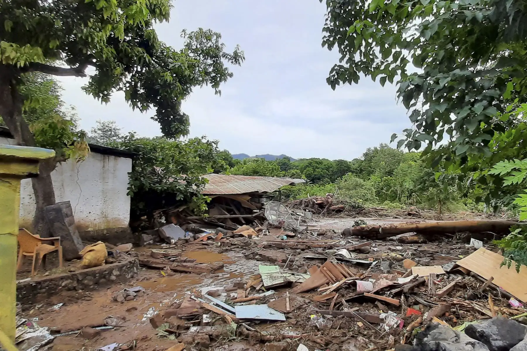 Viviendas dañadas después de una inundación repentina en la aldea de Waiwerang, East Flores, ya que al menos 157 personas murieron en Indonesia y el país vecino Timor Oriental. Foto: AFP
