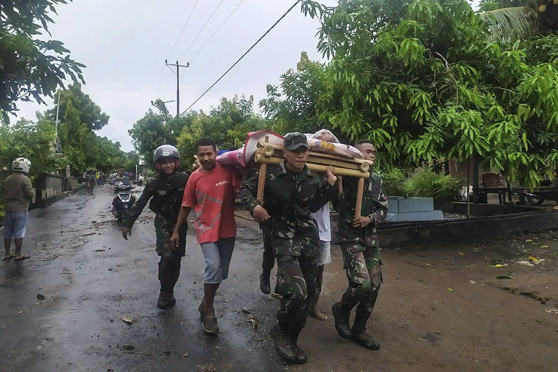 Los aldeanos llevan el cuerpo de una víctima después de las inundaciones repentinas en Lembata, East Flores, debido a las lluvias torrenciales que provocaron inundaciones y deslizamientos de tierra. Foto: AFP