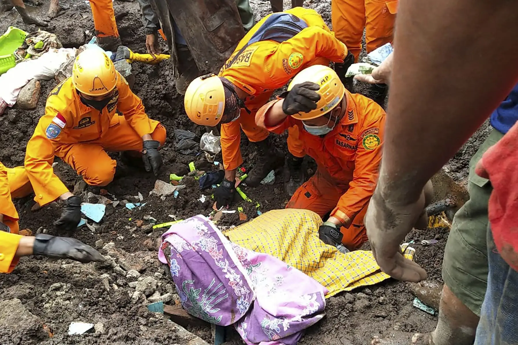 Un grupo de rescatistas recuperan el cuerpo de una víctima en la aldea de Nelemamadike, East Flores, después de que lluvias torrenciales provocaron inundaciones y deslizamientos de tierra en Indonesia y Timor Oriental. Foto: AFP