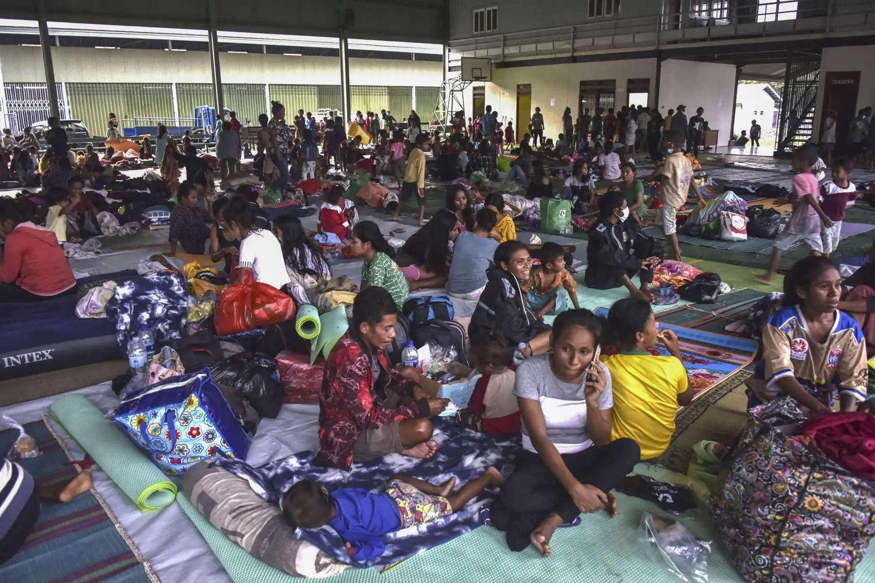 Un gran número de refugiados en un centro de evacuación después de huir de sus hogares dañados en Dili, luego que lluvias torrenciales provocaran inundaciones y deslizamientos de tierra, en Indonesia y Timor Oriental. Foto: AFP