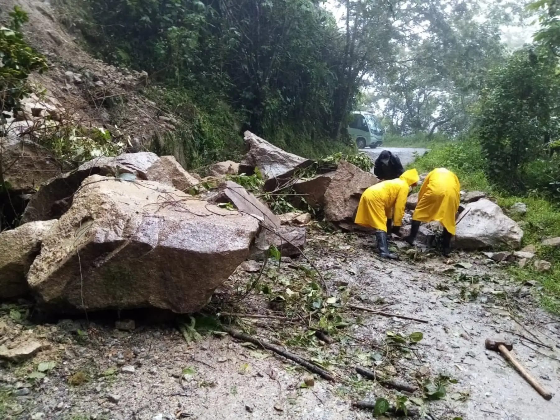 Se reanuda el paso de vehículos turísticos a  Machu Picchu, en Cusco, tras rehabilitarse la carretera que une a la ciudadela incaica con Aguas Calientes. La vía se encontraba bloqueada por la caída de piedras. Foto: ANDINA/difusión.
