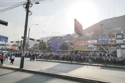 Metropolitano: protesta bloquea vía exclusiva en estación Naranjal. Foto: @vampfire