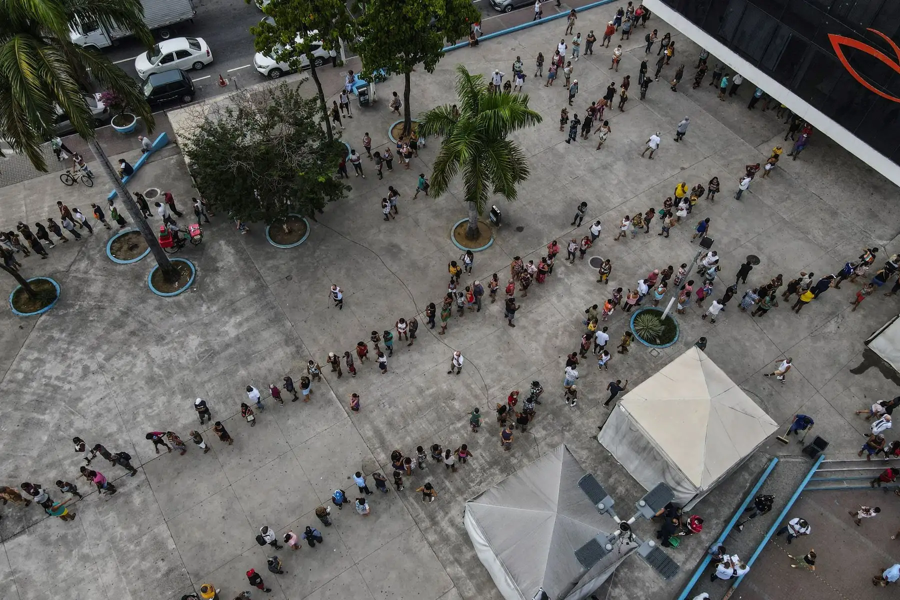 Fotografía con dron muestra a decenas de personas mientras hacen fila para recibir la vacuna contra la Covid-19 hoy, en la ciudad de Duque de Caxias, Brasil, el 29 de marzo del 2021. Foto: EFE