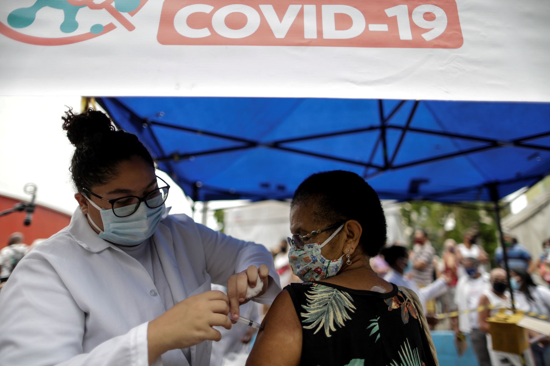 Una persona recibe la vacuna contra la Covid-19 en la ciudad de Duque de Caxias, Brasil, el 29 de marzo del 2021. Foto: EFE