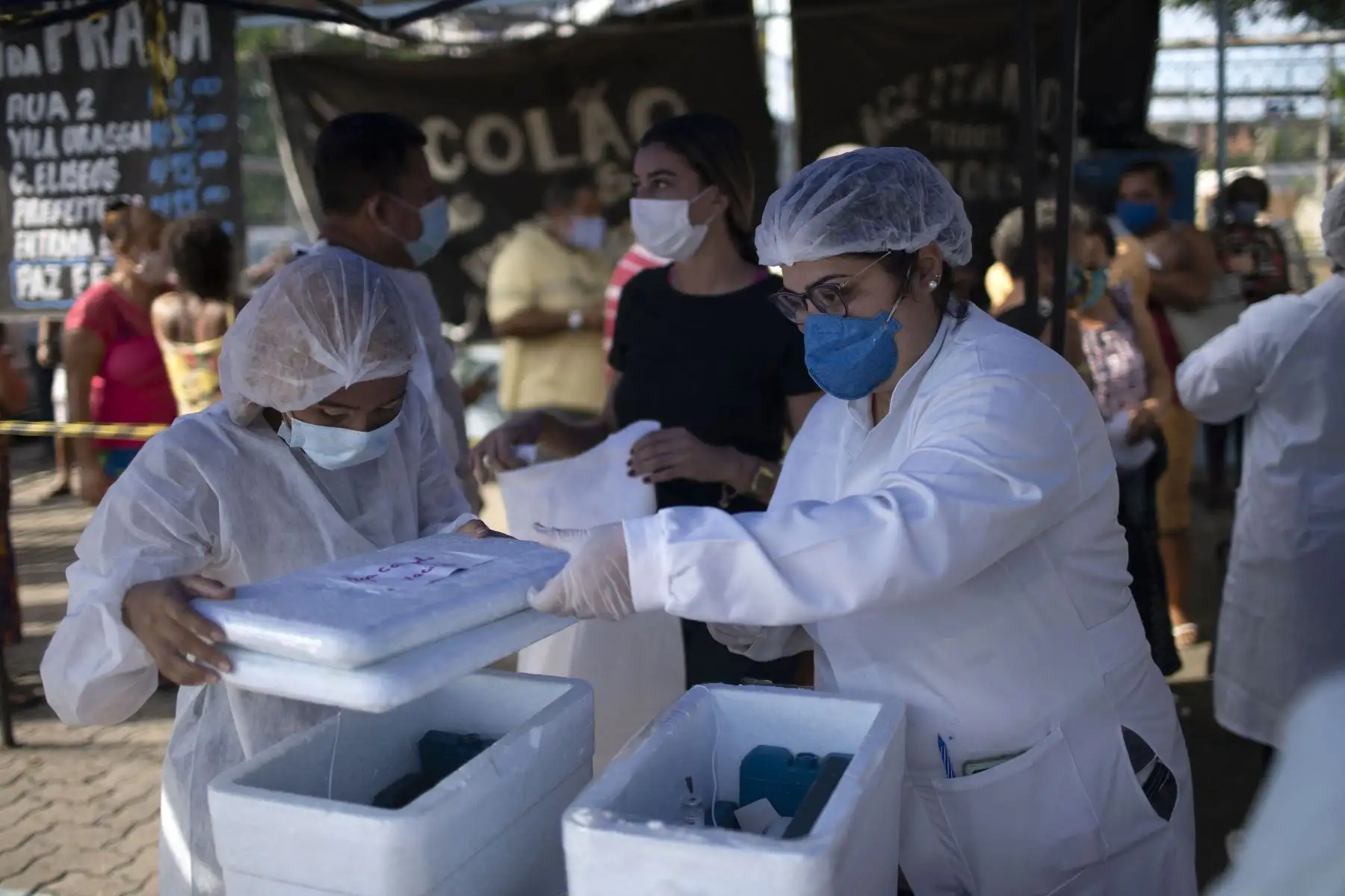 Trabajadores de salud preparan dosis de la vacuna COVID-19 en un centro de vacunación de la plaza Cangulo, en Duque de Caxias, estado de Río de Janeiro, Brasil, el 30 de marzo de 2021. Foto: AFP