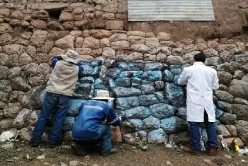 Los expertos utilizan solventes en gel y líquido, jabones neutros, agua y papeles para retirar el aerosol de colores azul, negro, gris y blanco con el que habían pintado las iniciales SCC de dos metros de alto por tres de ancho
