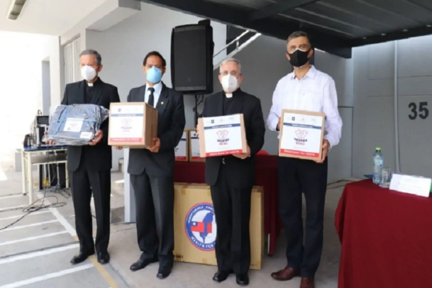 El Arzobispo de Arequipa, monseñor Javier del Río Alba, en representación de la Conferencia Episcopal Peruana, entregó el donativo a las autoridades del nosocomio.