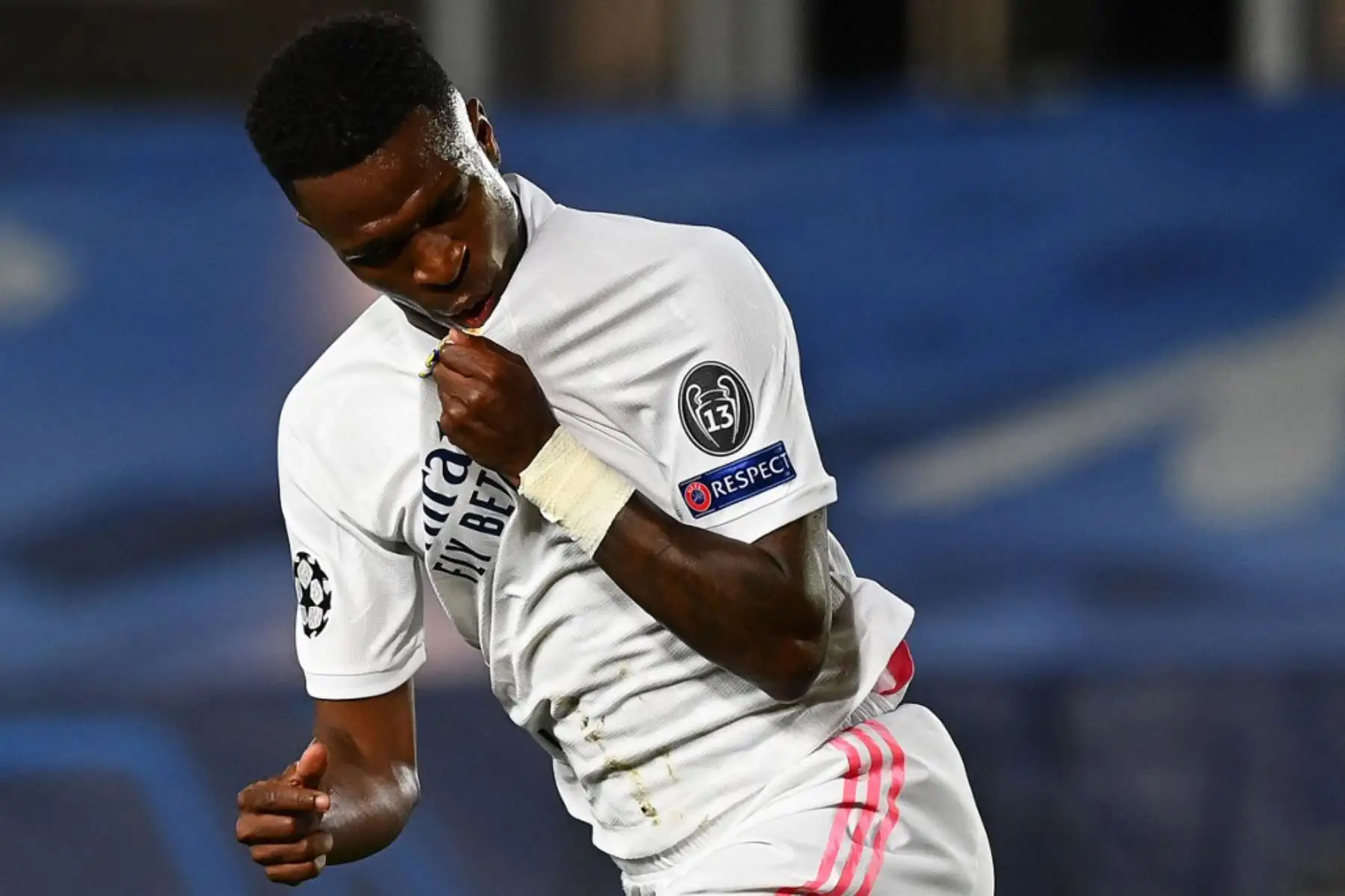 El delantero brasileño del Real Madrid Vinicius Junior celebra tras marcar un gol durante el partido de ida de cuartos de final de la Liga de Campeones de la UEFA entre el Real Madrid y el Liverpool en el estadio Alfredo di Stefano de Valdebebas, en las afueras de Madrid.

Foto: AFP