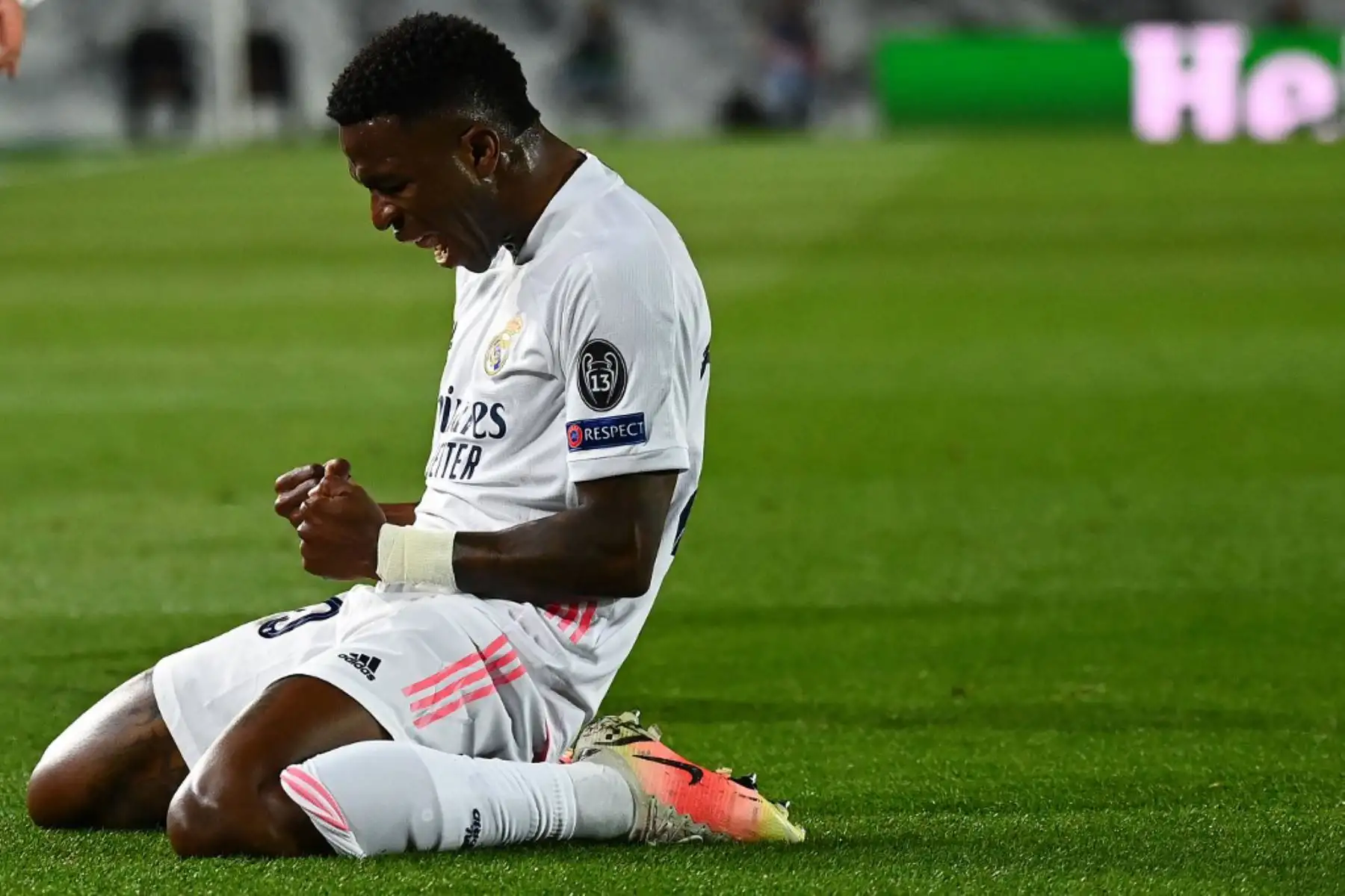 El delantero brasileño del Real Madrid Vinicius Junior celebra tras marcar un gol durante el partido de ida de cuartos de final de la Liga de Campeones de la UEFA entre el Real Madrid y el Liverpool en el estadio Alfredo di Stefano de Valdebebas, en las afueras de Madrid.

Foto: AFP