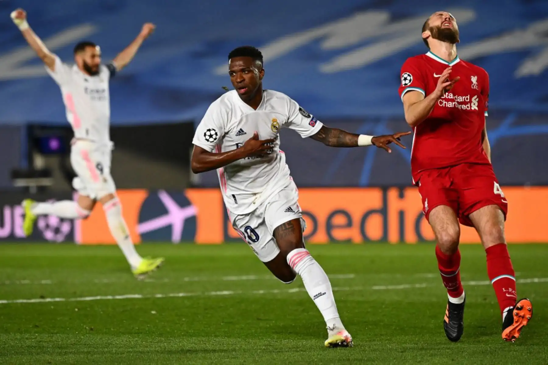 El delantero brasileño del Real Madrid Vinicius Junior celebra tras marcar un gol durante el partido de ida de cuartos de final de la Liga de Campeones de la UEFA entre el Real Madrid y el Liverpool en el estadio Alfredo di Stefano de Valdebebas, en las afueras de Madrid.

Foto: AFP