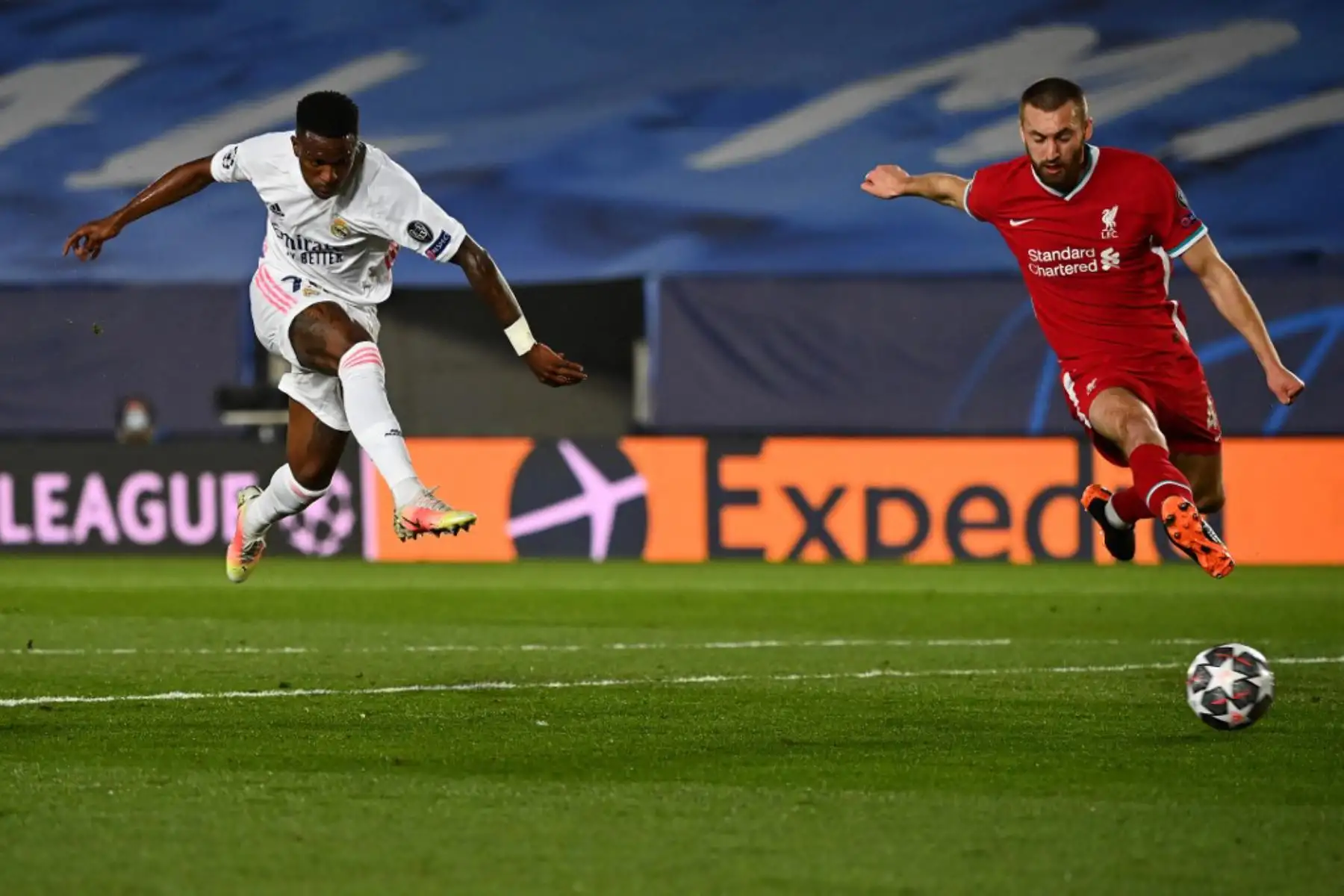 Delantero brasileño del Real Madrid Vinicius Junior (L) anota un gol pasado el defensor holandés del Liverpool Virgil van Dijk durante el partido de ida de cuartos de final de la Liga de Campeones de la UEFA entre el Real Madrid y el Liverpool en el estadio Alfredo di Stefano de Valdebebas, en las afueras de Madrid.

Foto: AFP