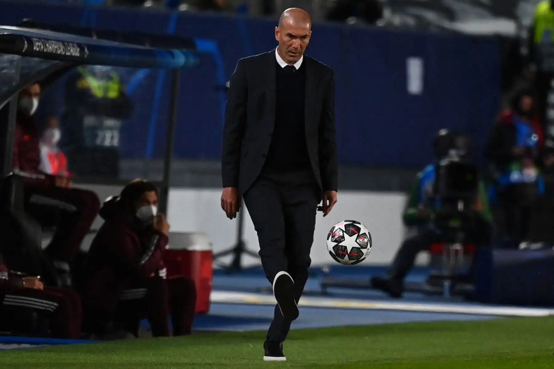 El técnico francés del Real Madrid, Zinedine Zidane, lanza el balón al terreno de juego durante el partido de ida de cuartos de final de la UEFA Champions League entre el Real Madrid y el Liverpool en el estadio Alfredo di Stefano de Valdebebas, en las afueras de Madrid.

Foto:AFP