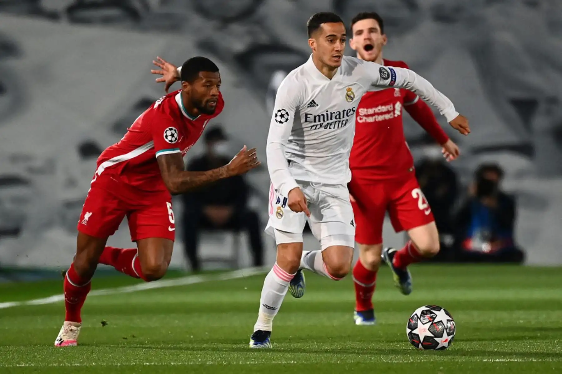 El delantero español del Real Madrid Lucas Vázquez desafía al centrocampista holandés del Liverpool Georginio Wijnaldum (L) durante el partido de ida de cuartos de final de la Liga de Campeones de la UEFA entre el Real Madrid y el Liverpool en el estadio Alfredo di Stefano de Valdebebas, en las afueras de Madrid.

Foto:AFP